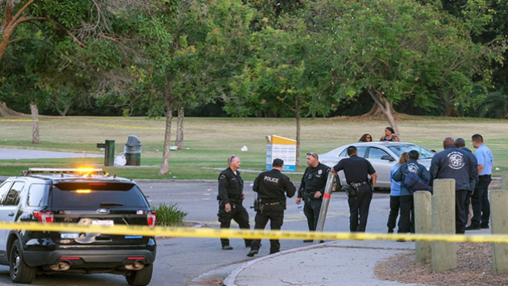 الشرطة يقفون بالقرب من مكان إطلاق النار