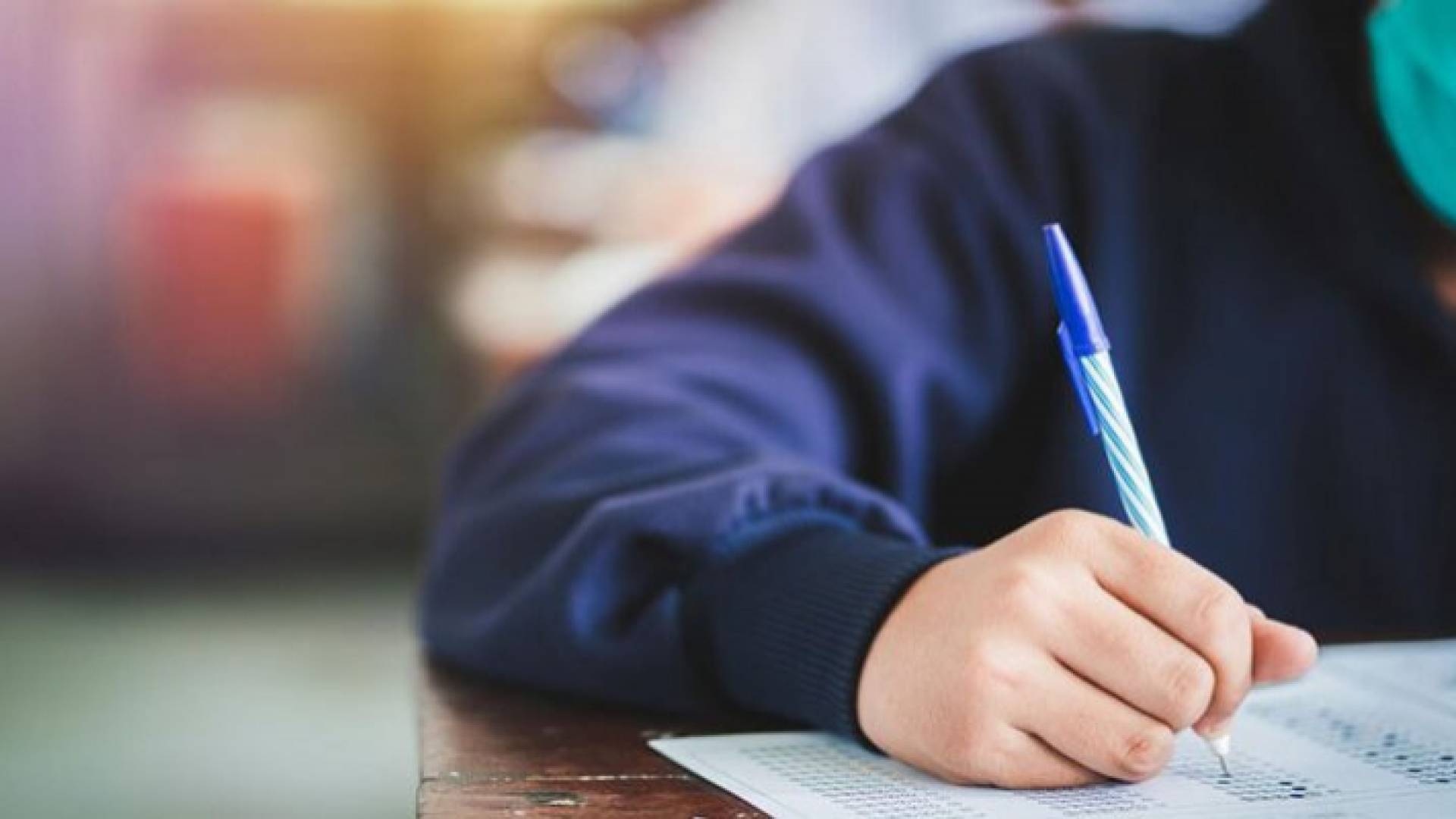 طالب توجيهي في أثناء تقديم امتحان نهائي