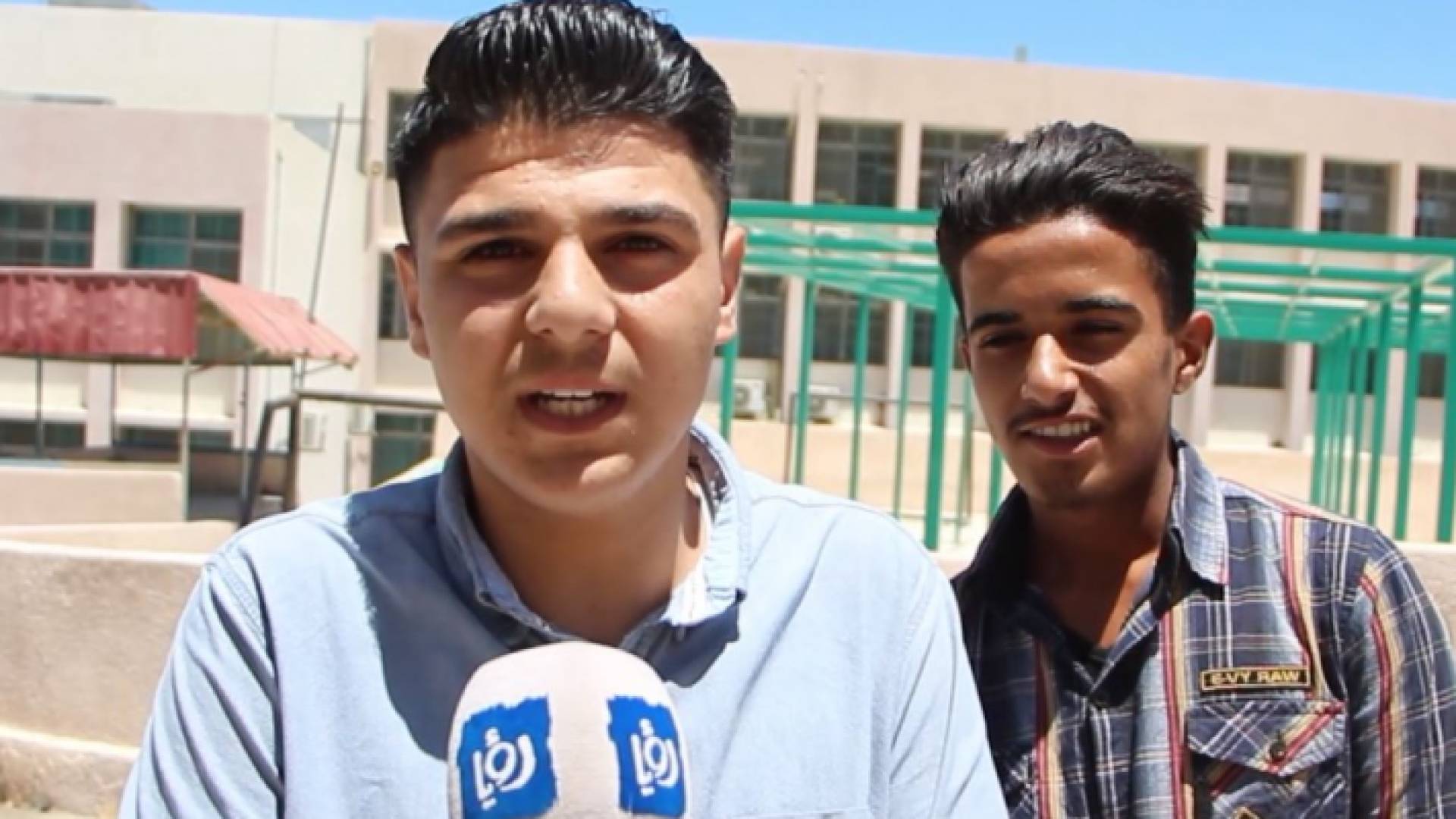 طالبان من الثانوية العامة بعد تأدية امتحان الاثنين