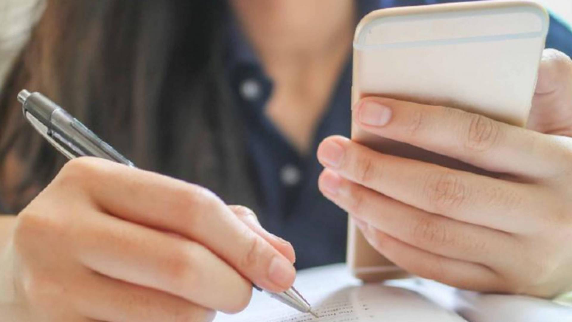 محاولة غش باستخدام الهاتف