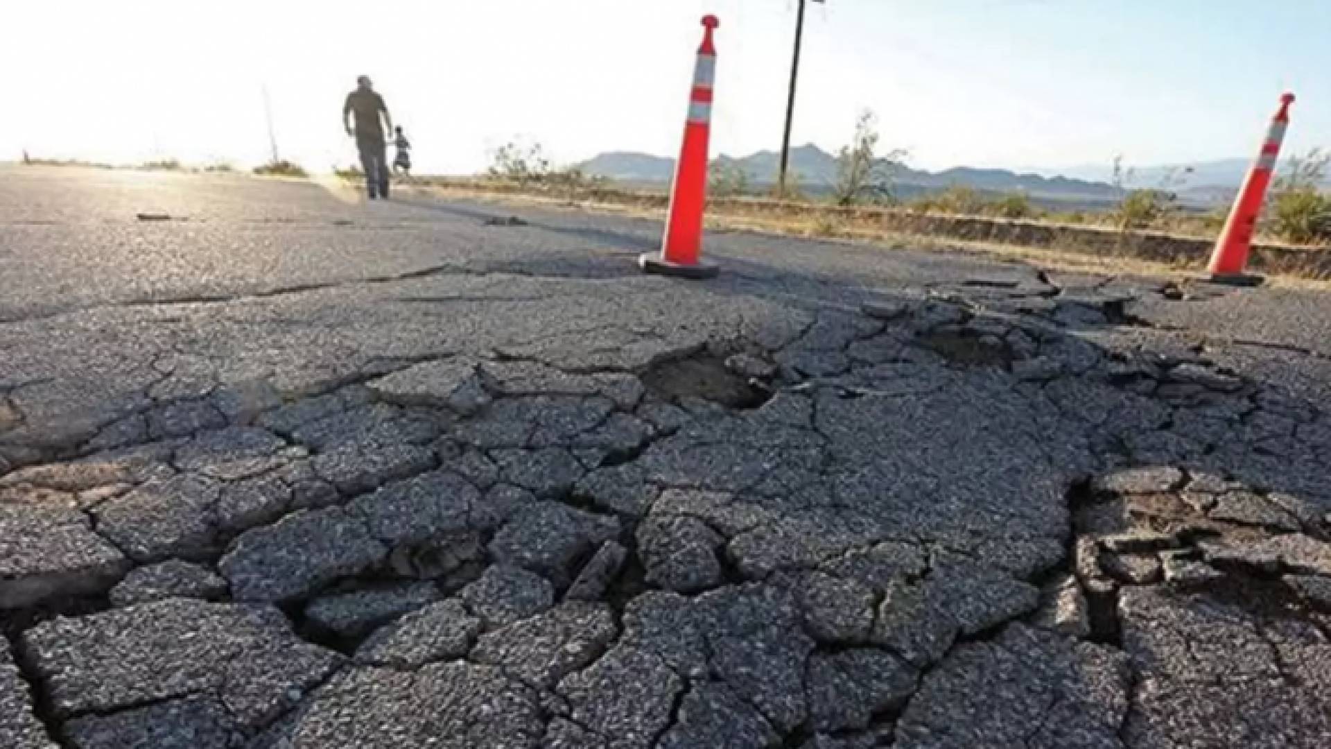 تأثر أحد الشوارع بزلزال