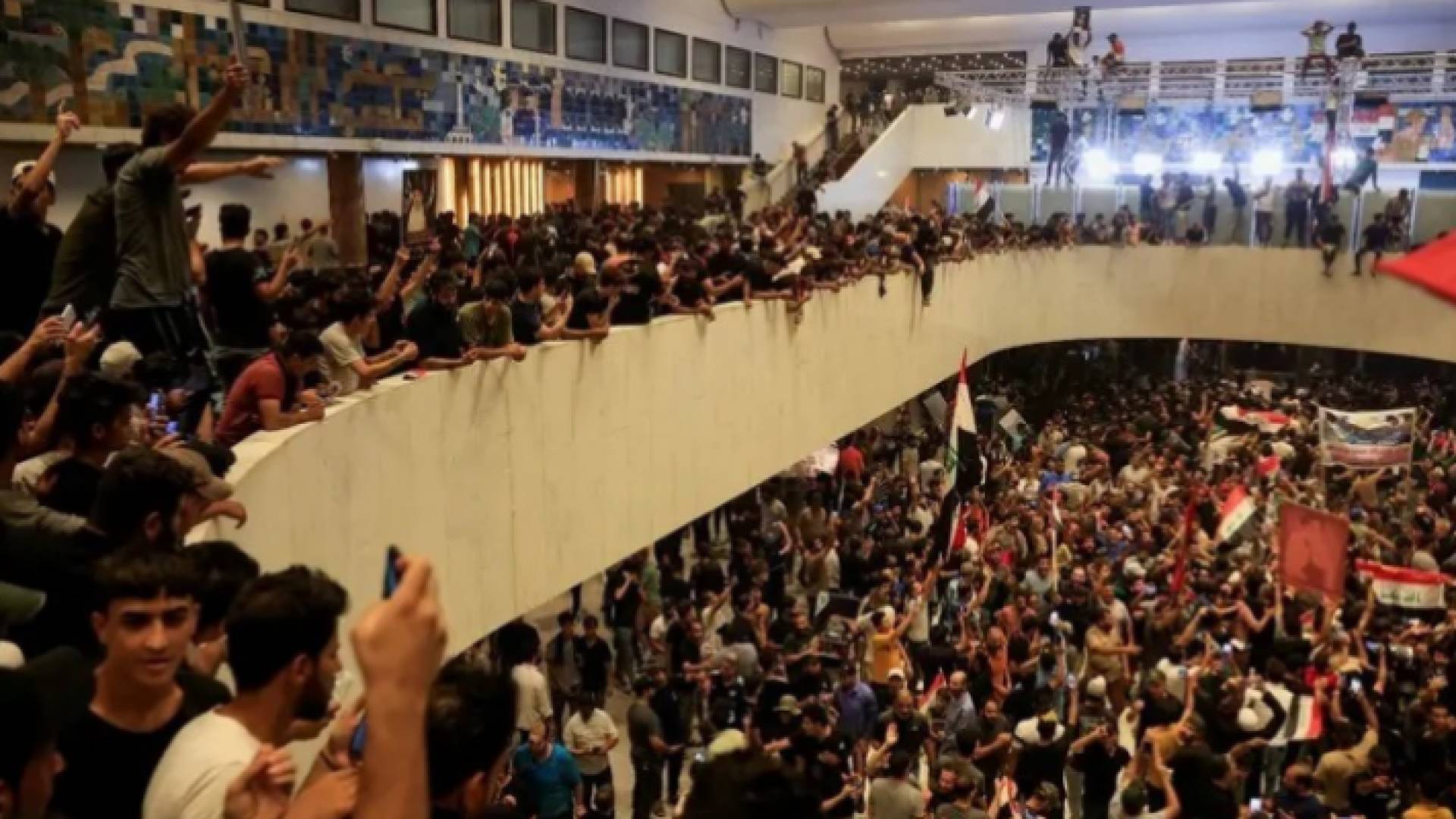 متظاهرون يقتحمون مقر البرلمان العراقي