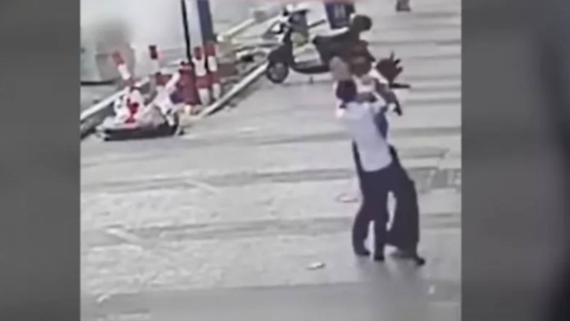 الرجل أثناء إنقاذه الطفلة