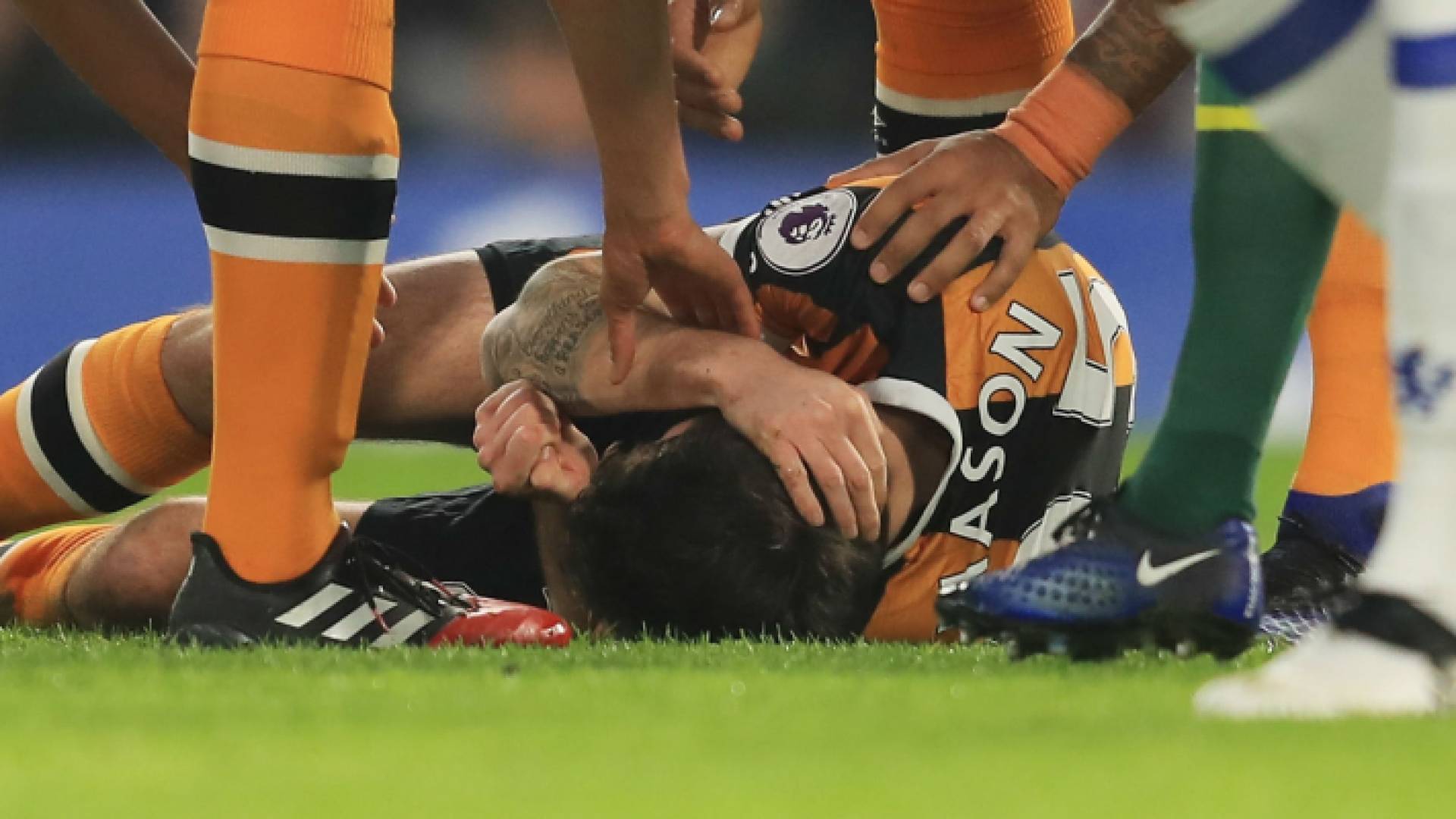 لاعب كرة قدم يعاني من أثار ضربة على الرأس