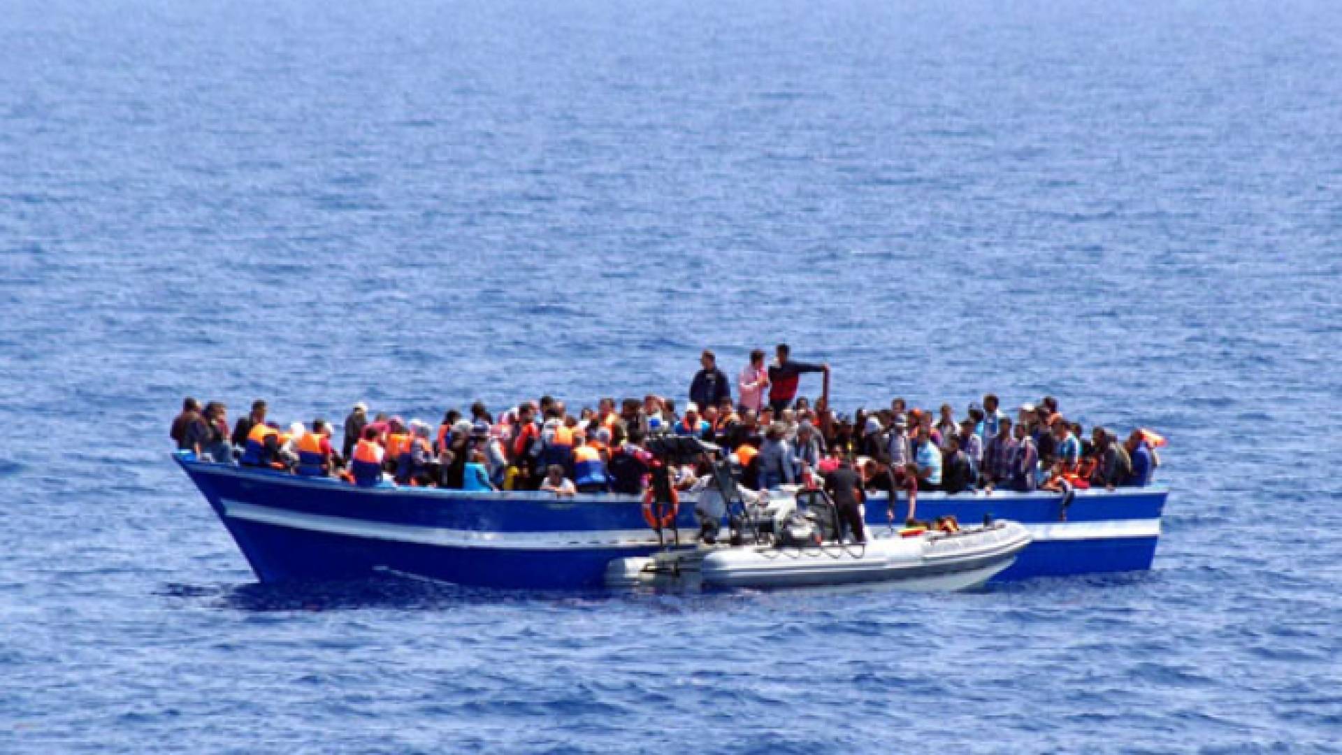 صورة أرشيفية لمهاجرين غير شرعيين في أحد القوارب