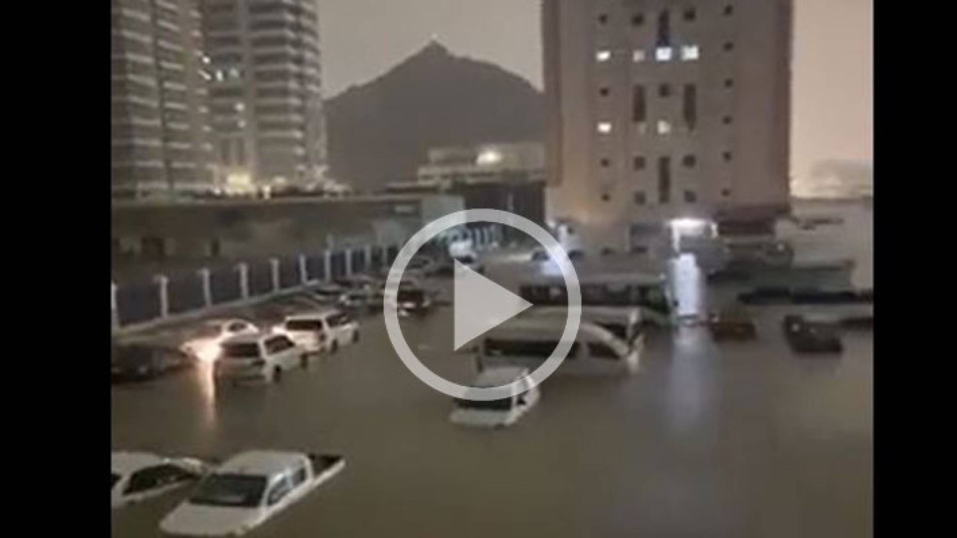 سيارة غارقة جراء السيول التي ضربت الإمارات