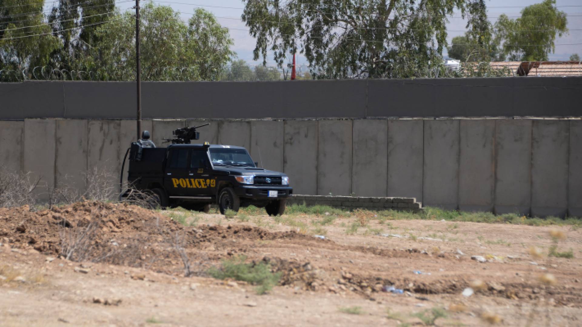 مركبة للشرطة العراقية أثناء تواجدها في منطقة القنصلية التركية