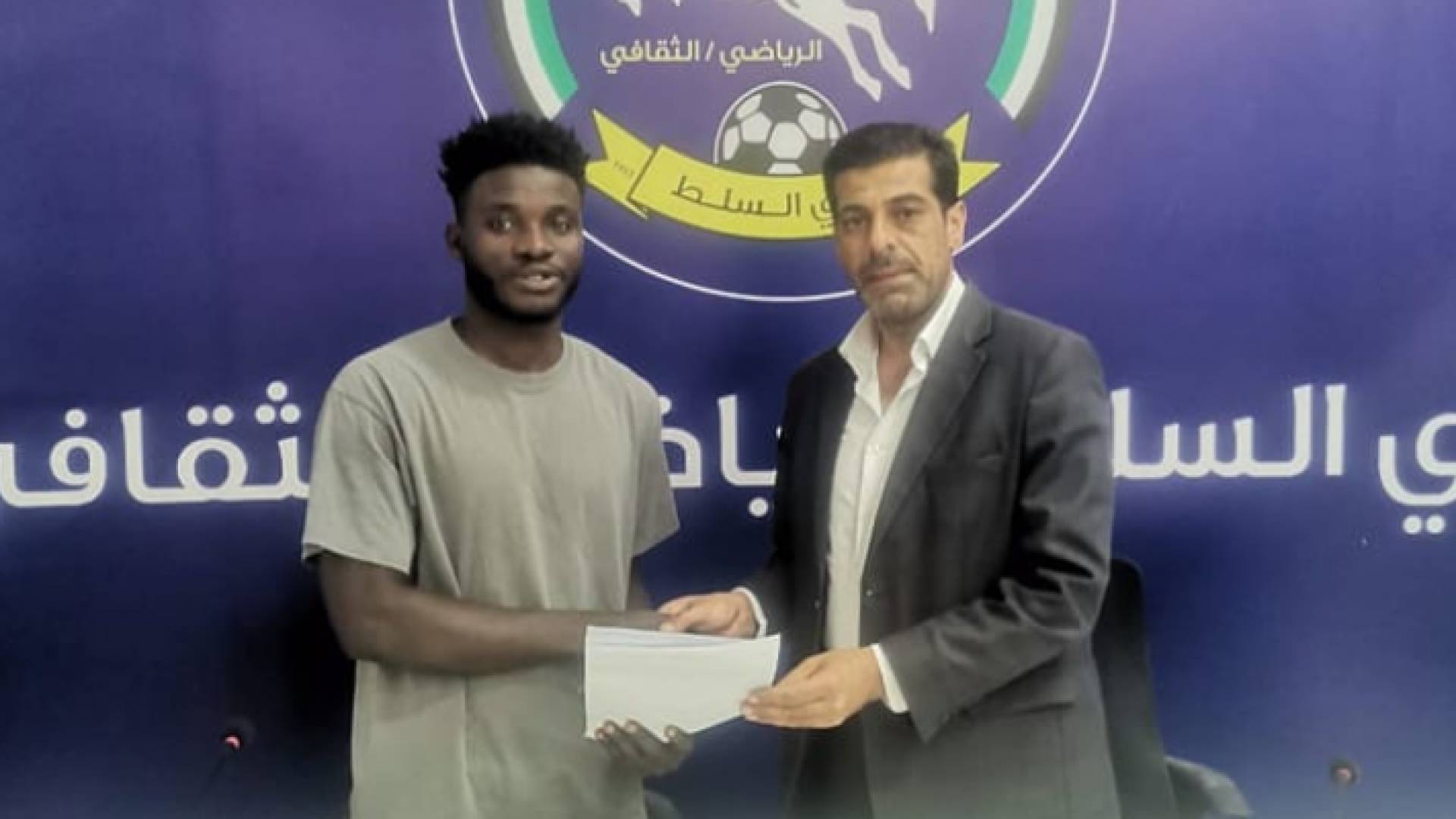 جانب من توقيع عقد المحترف الغاني ليوناردو