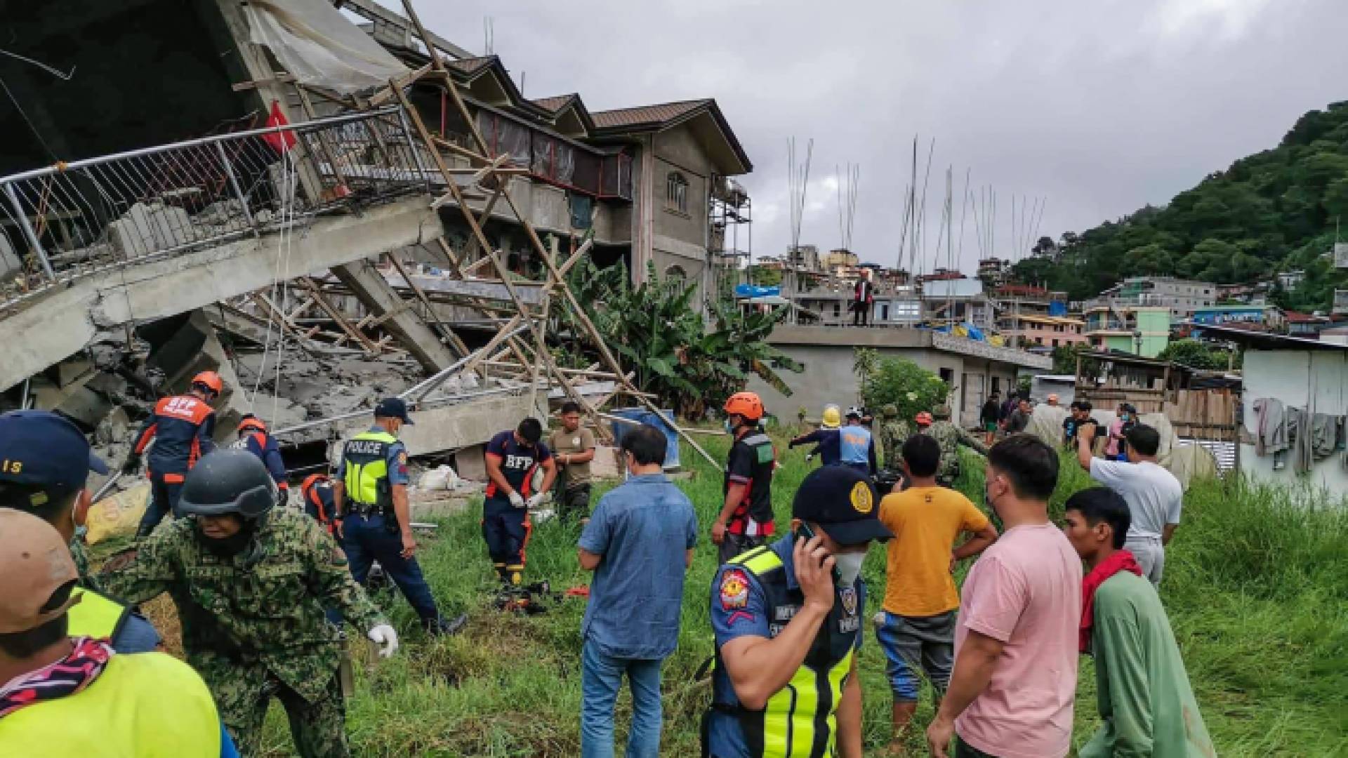 آثار الدمار الذي خلفه الزلزال في الفلبين