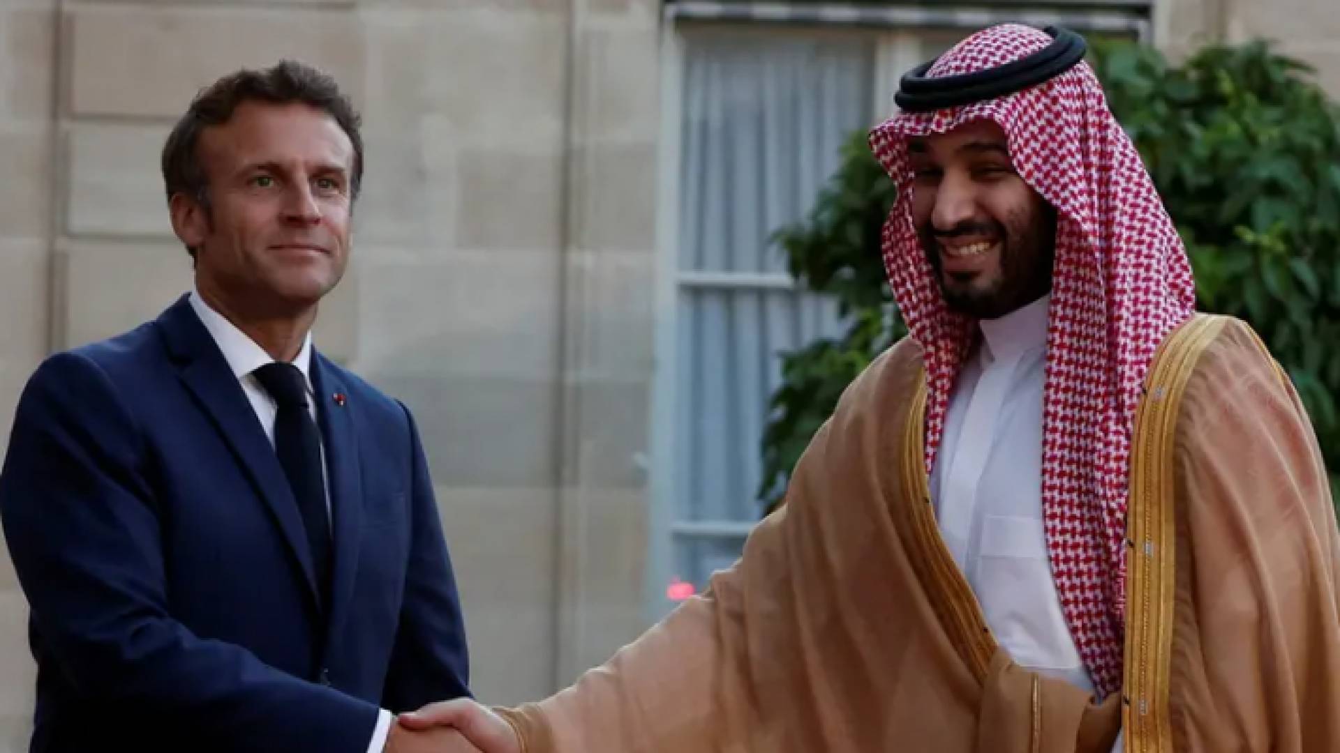 الأمير محمد بن سلمان وماكرون في قصر الإليزيه