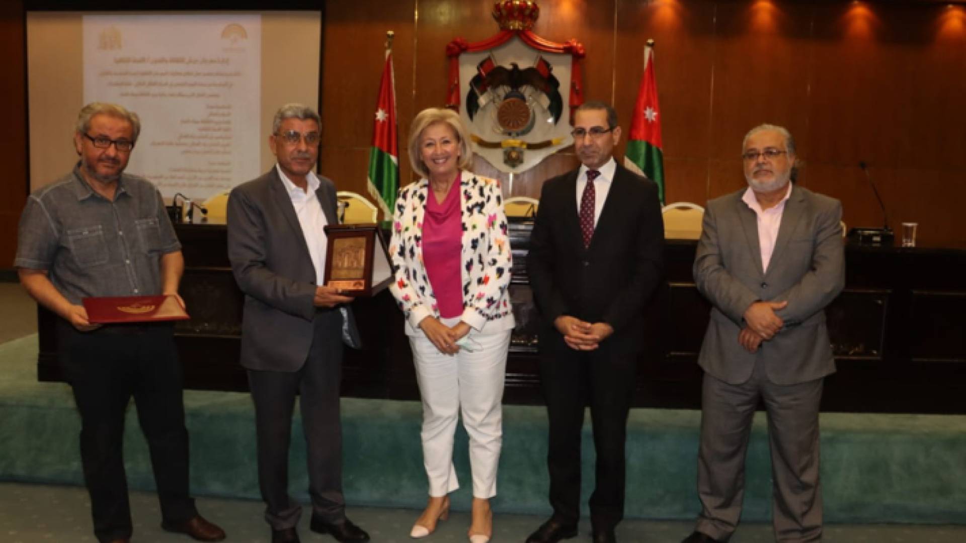 وزيرة الثقافة هيفاء النجار مع الفائزين بالجوائز