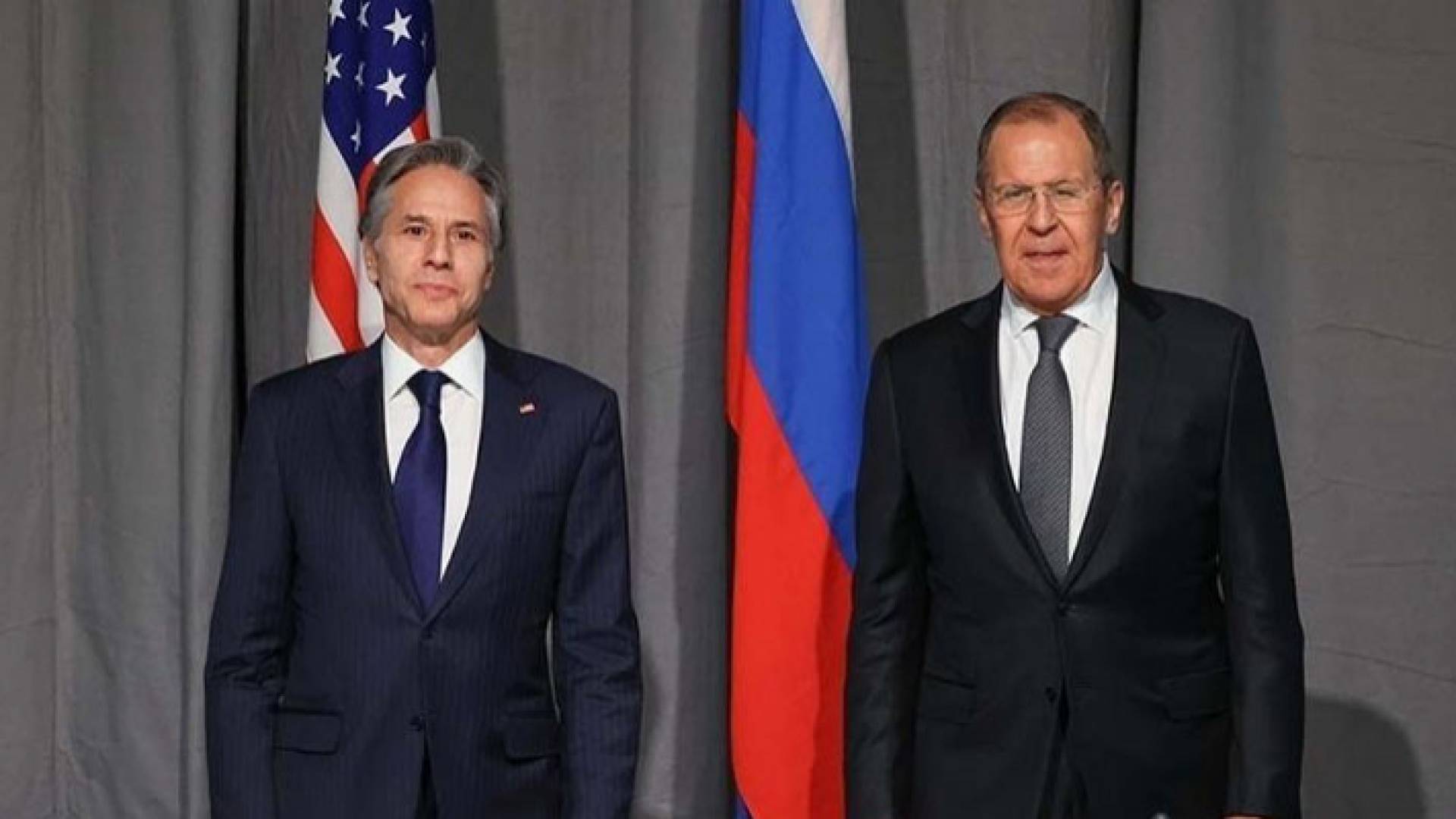 وزيرا الخارجية الروسي سيرغي لافروف (يمين) والأمريكي انتوني بلينكن (يسار)
