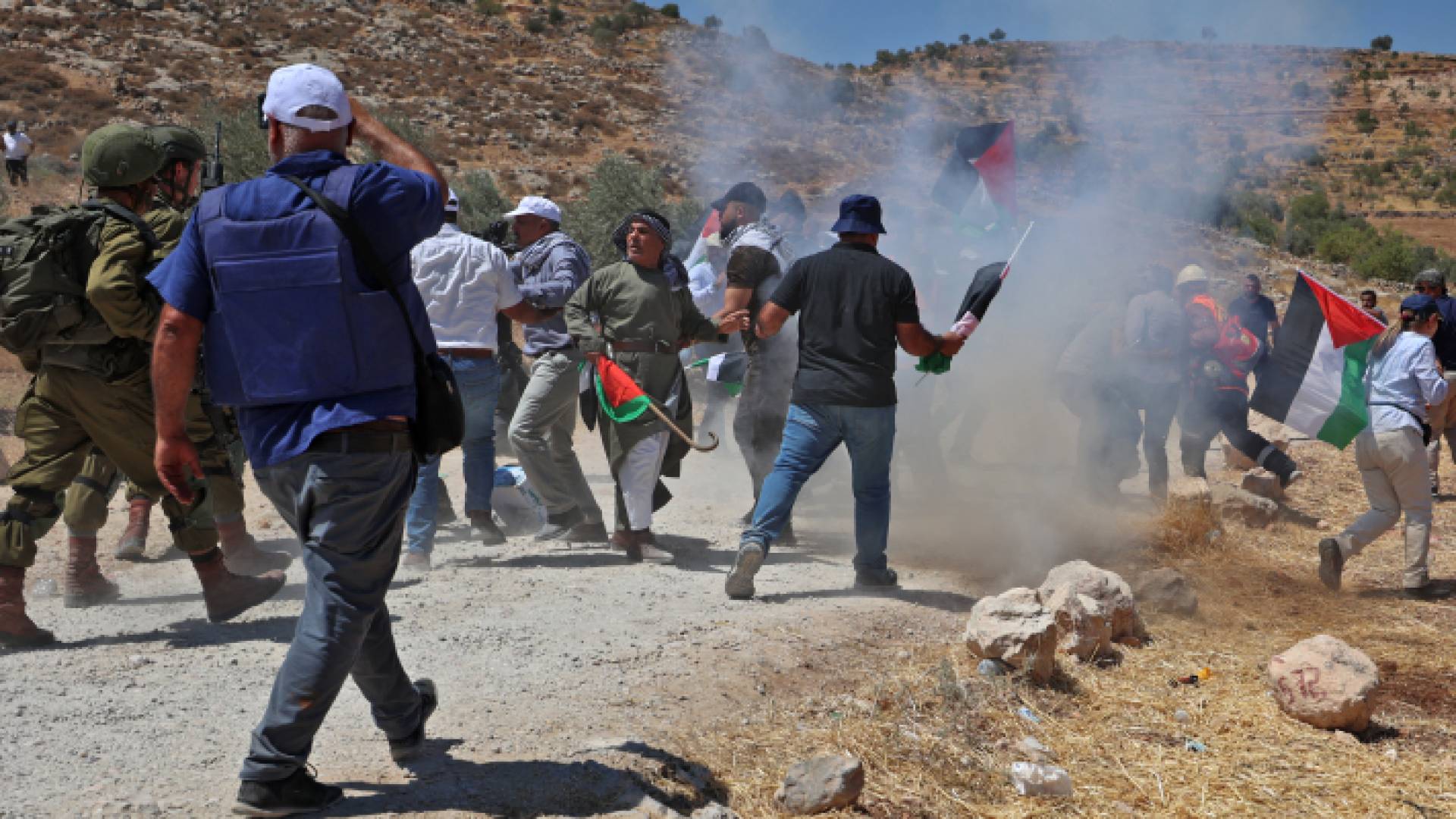 الصورة من قمع قوات الاحتلال للمشاركين في الوقفة