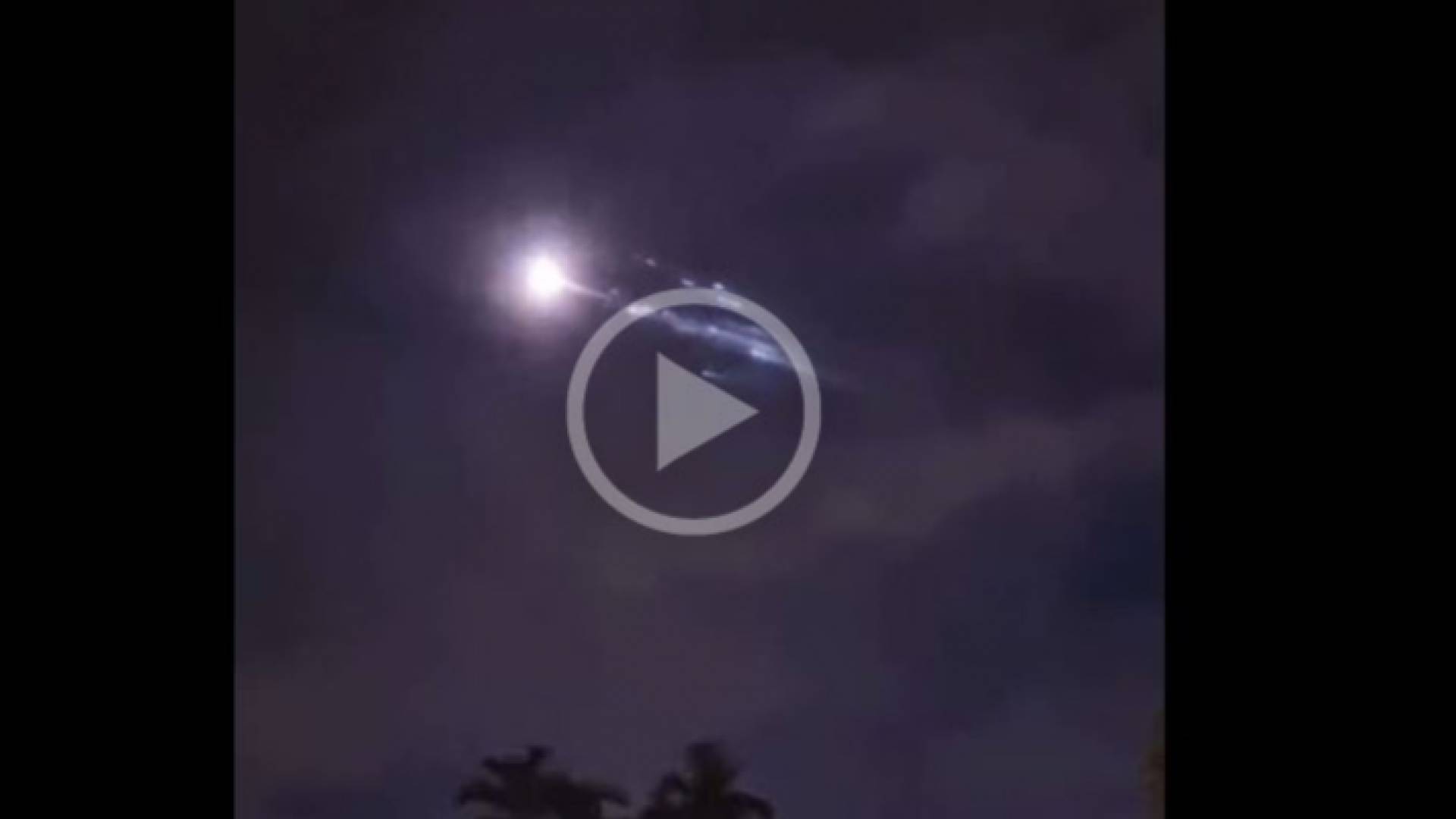 لحظة سقوط حطام الصاروخ الصيني التائه في ماليزيا