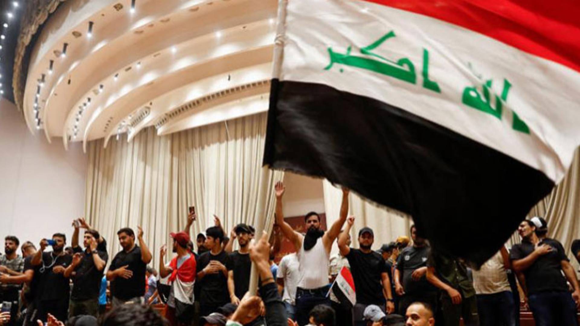 متظاهرون عراقيون أثناء اقتحامهم لمبنى البرلمان