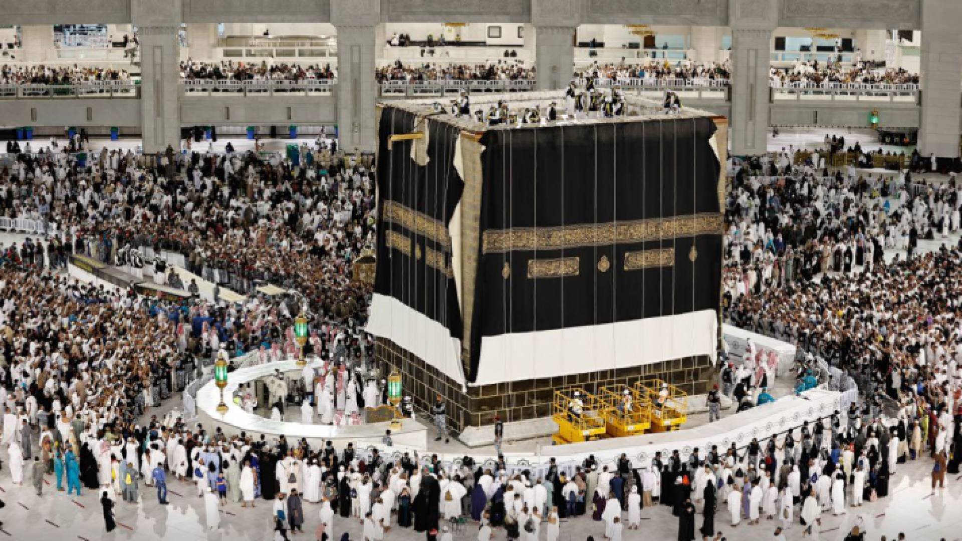 الكعبة المشرفة تكتسي بالكسوة الجديدة