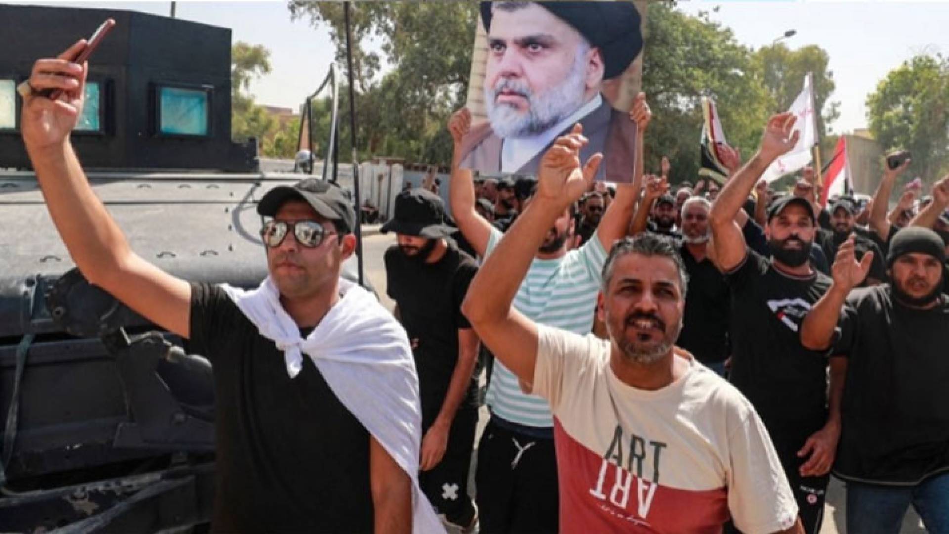 متظاهرون عراقيون يحملون صورة مقتدى الصدر