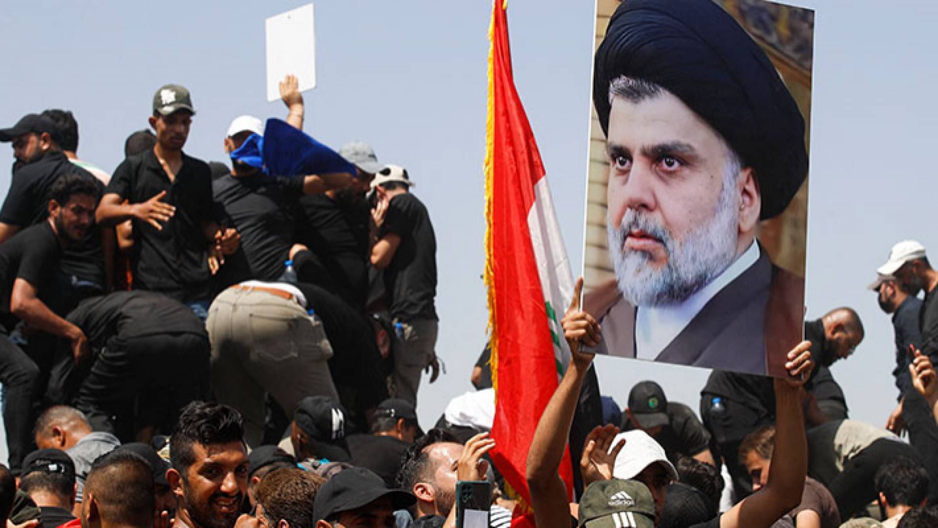 عراقيون يحملون صورا لمقتدى الصدر