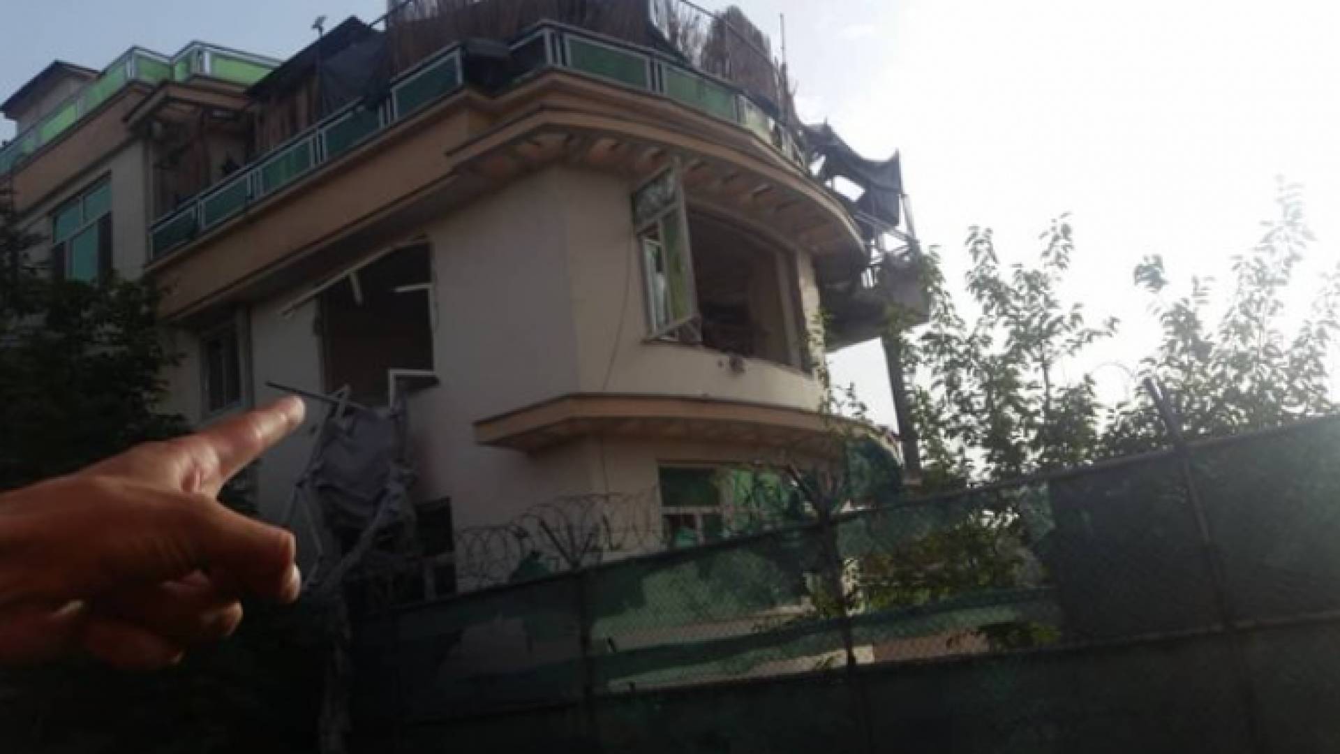 دمار في المبنى السكني بعد سقوط الصاروخ عليه