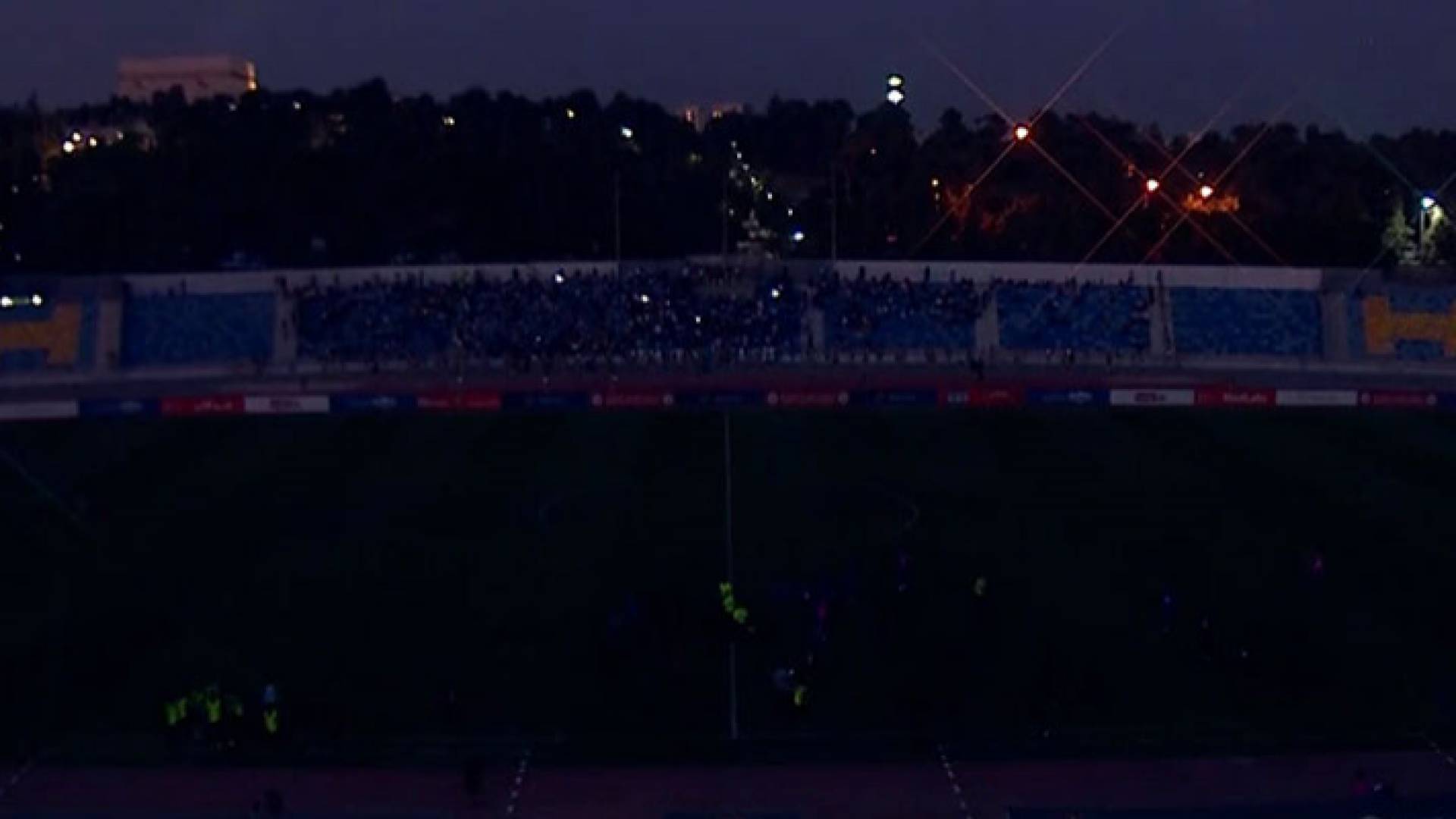 لحظة انقطاع التيار الكهربائي عن أرضية استاد عمان الدولي