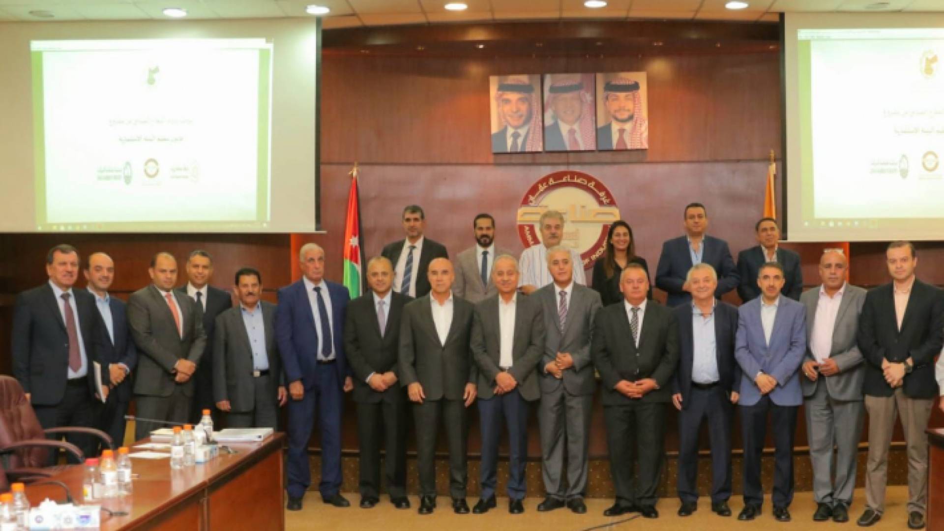 وزير الاستثمار خيري عمرو مع المجتمعين لمناقشة قانون تنظيم البيئة الاستثمارية