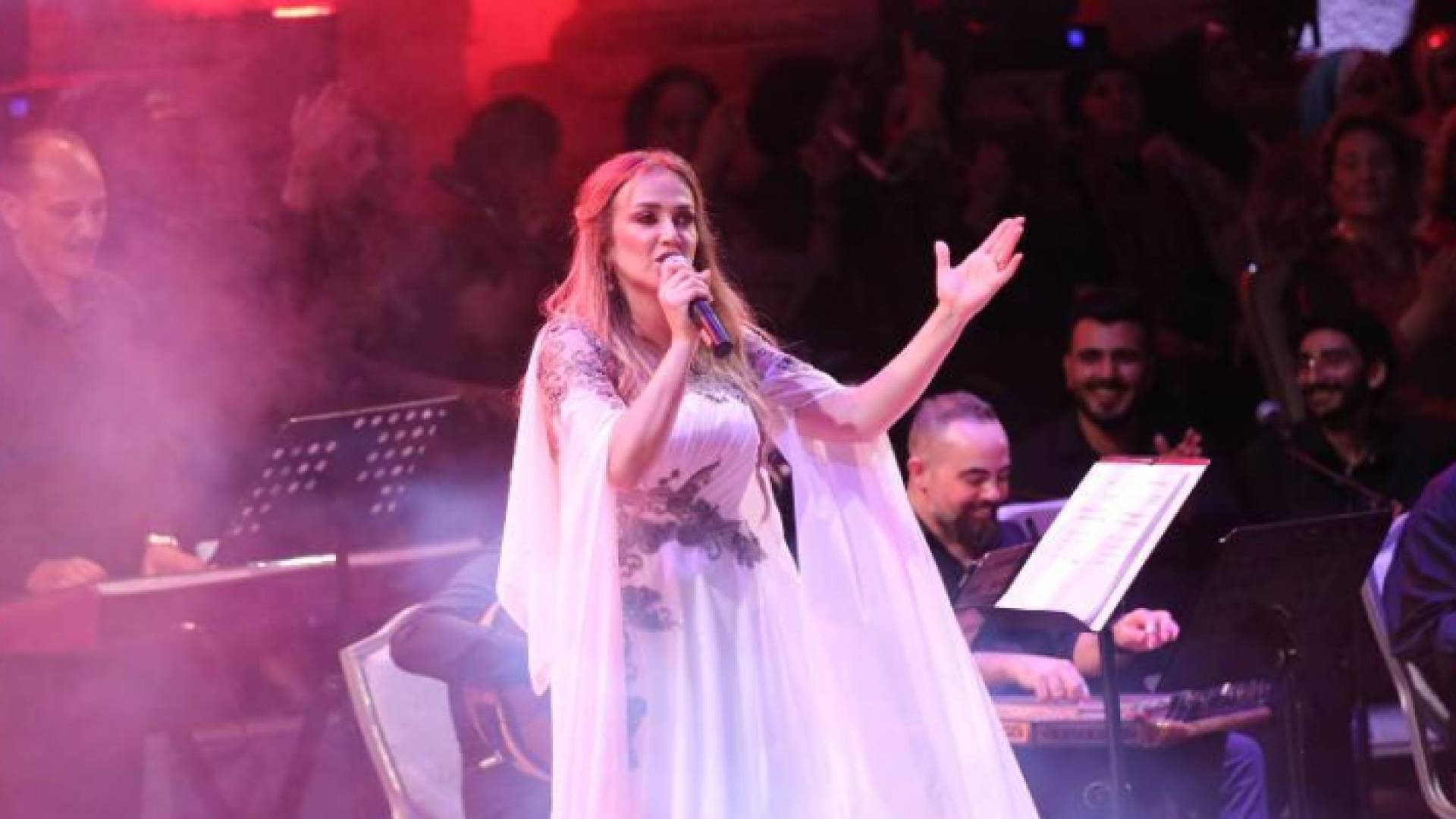 الفنانة الفلسطينية دلال أبو آمنة