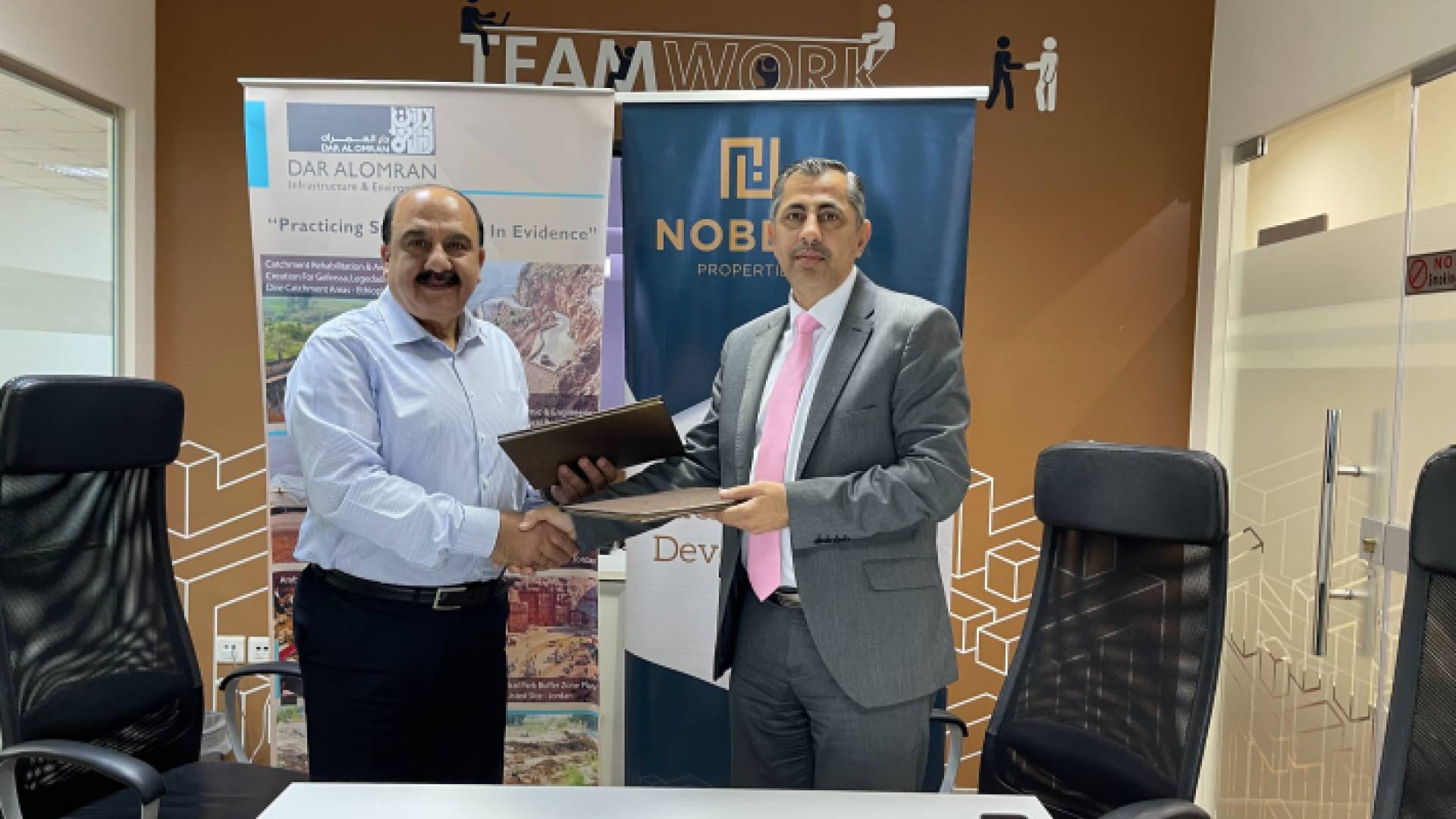 جانب من توقيع الاتفاقية