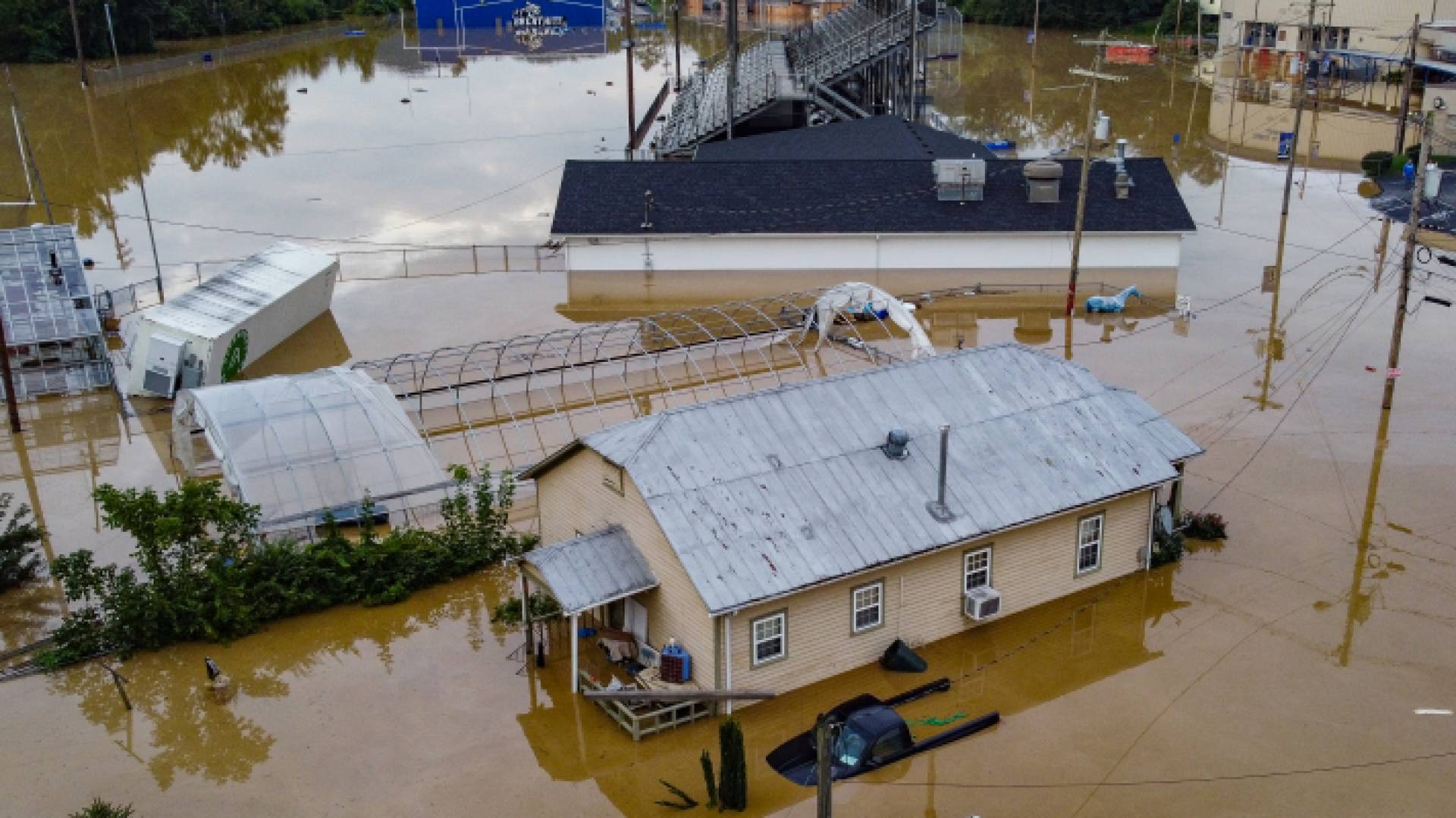 منازل في ولاية كنتاكي تحاصرها السيول