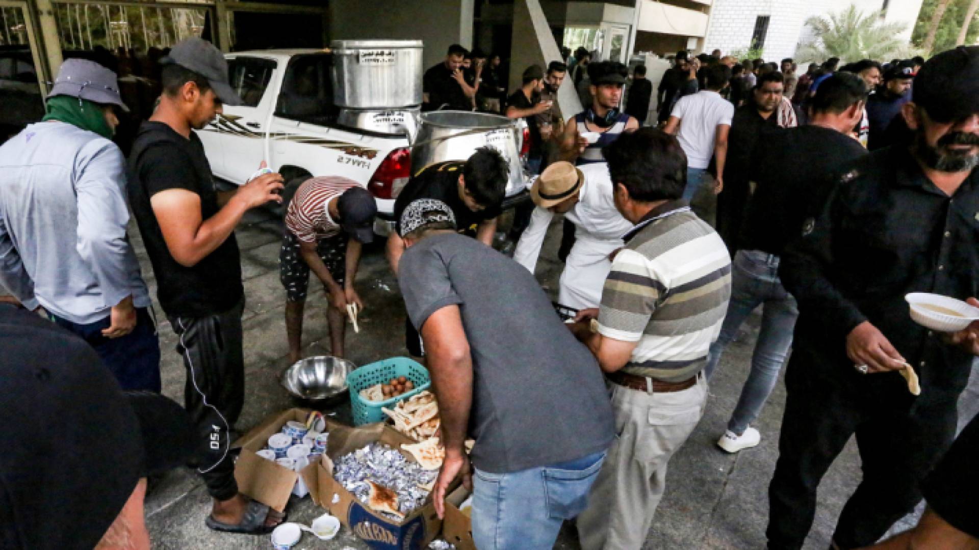 أنصار الصدر يوزعون الإفطار على زملائهم المتظاهرين خارج البرلمان العراقي في المنطقة الخضراء شديدة الحراسة في بغداد