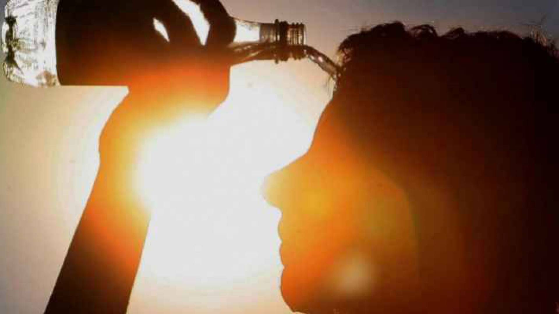 صورة تعبيرية لشخص يسكب على وجهه الماء من شدة ارتفاع درجات الحرارة