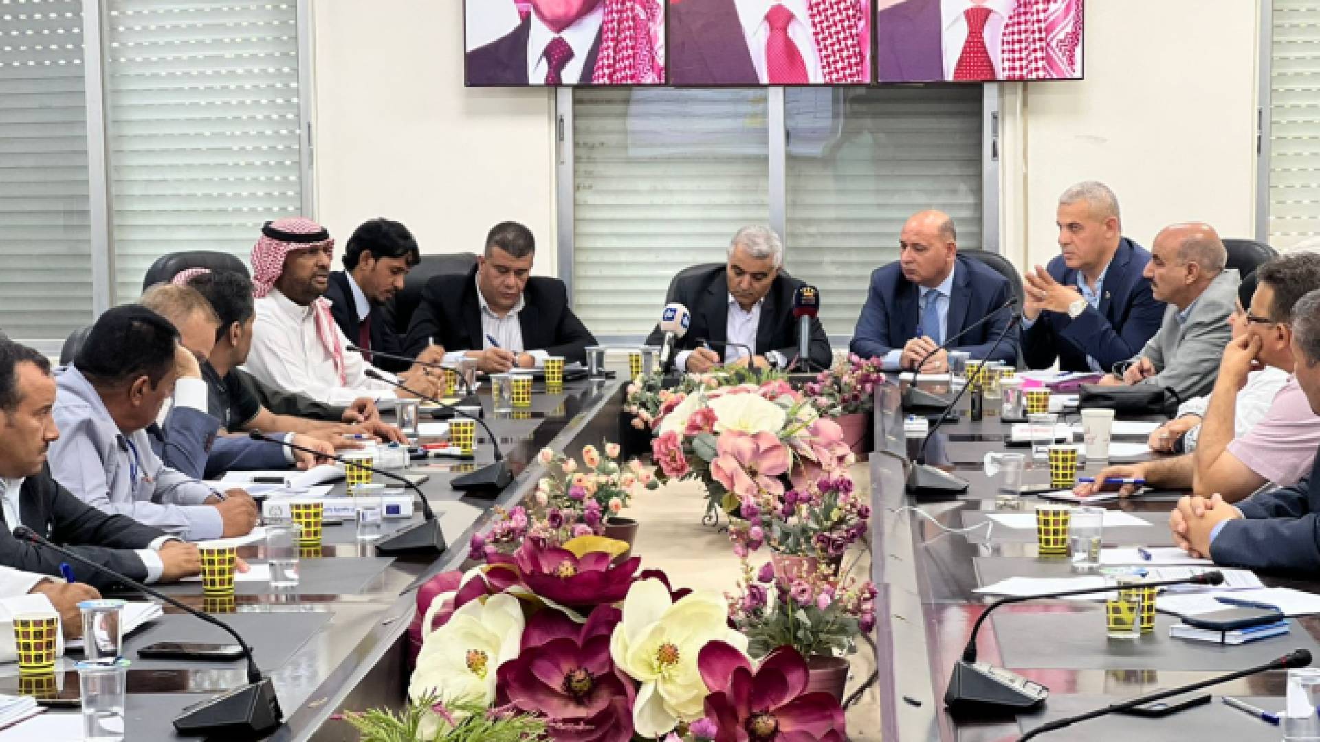 أثناء اجتماع مجلس محافظة العقبة