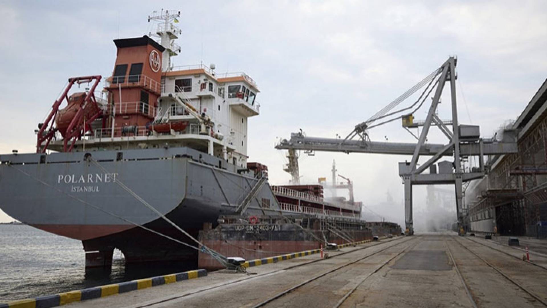 باخرة حاويات في ميناء أوديسا الأوكراني