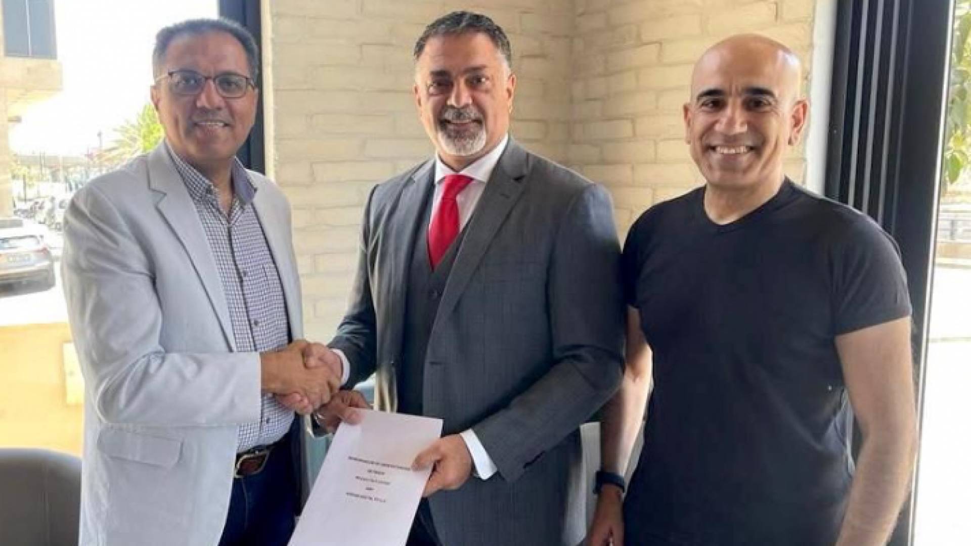 جانب من توقيع الاتفاقية