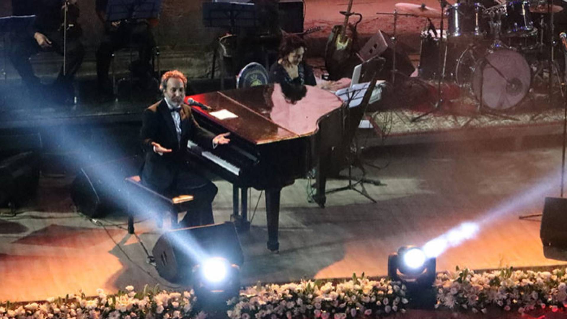 الفنان طارق الناصر في حفله بمهرجان جرش