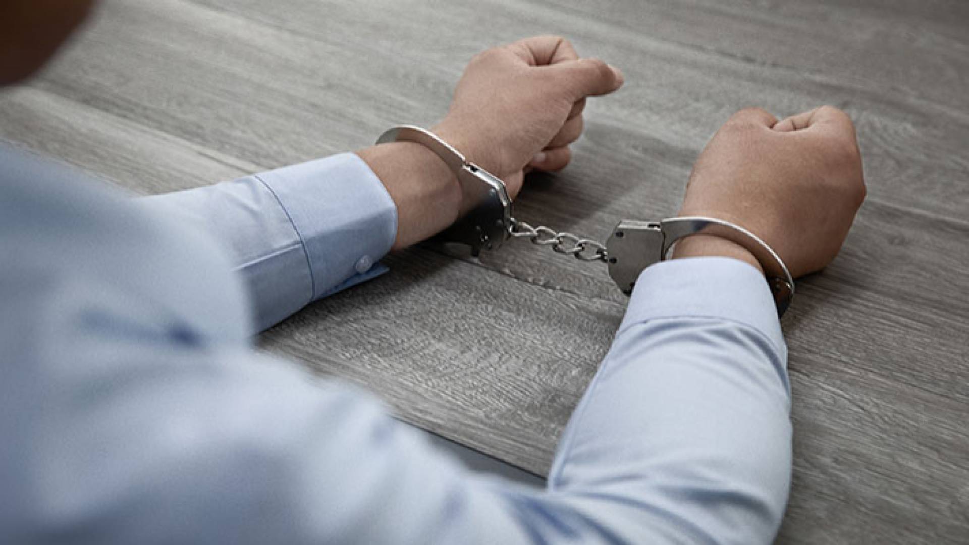 صورة تعبيرة للقبض على شخص