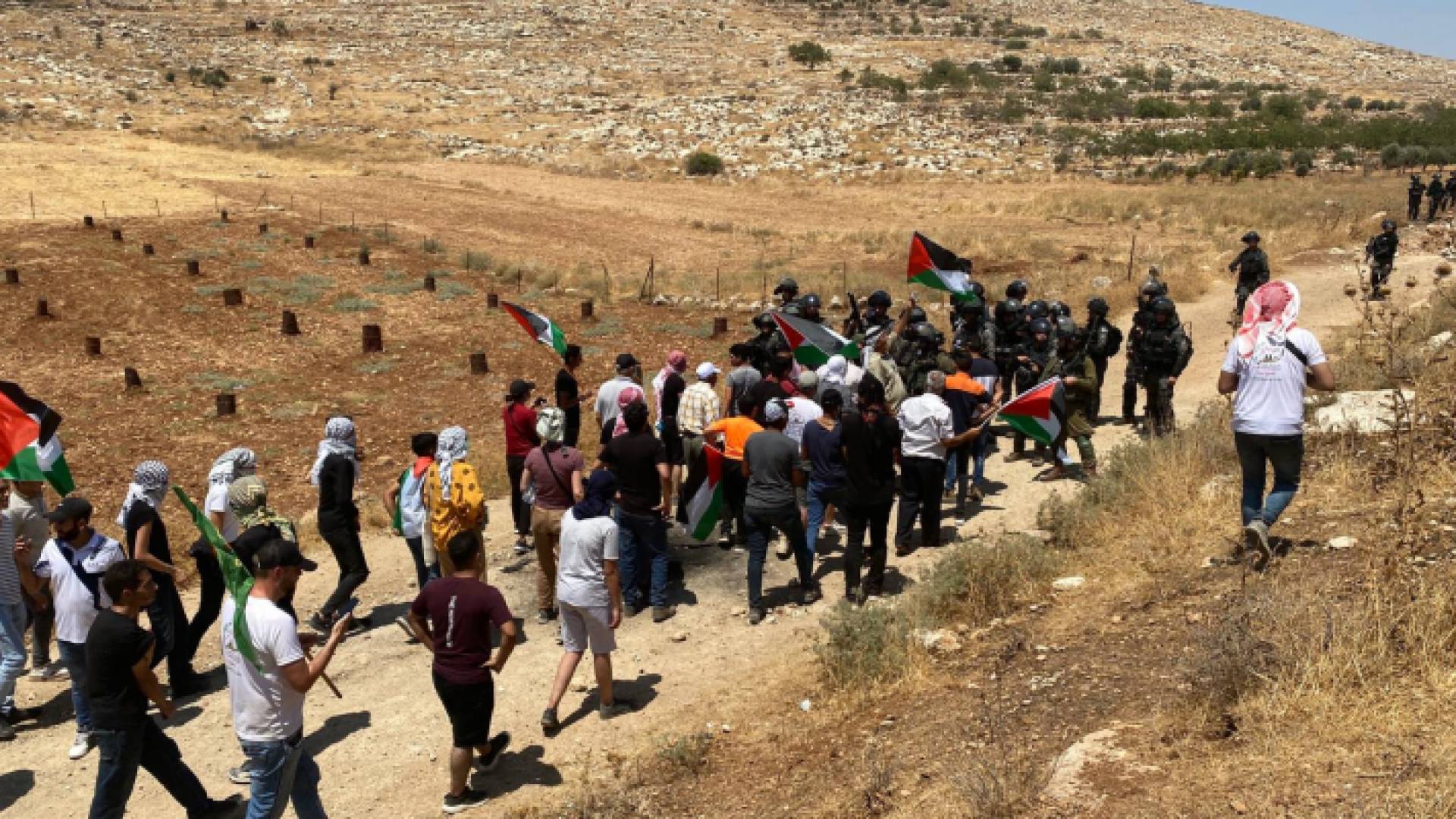 فلسطينيون يتظاهرون في بيت دجن