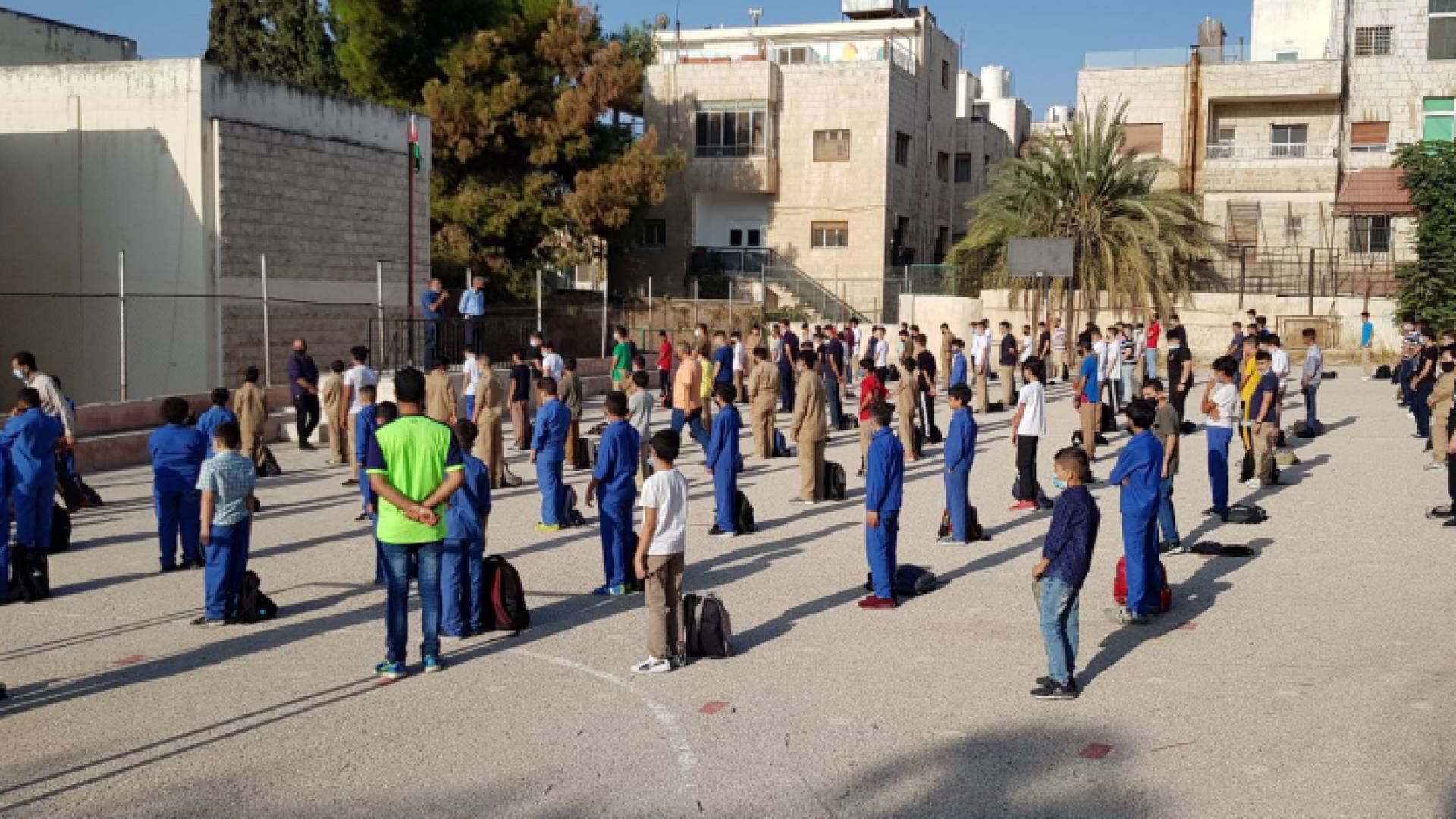 طلبة مدرسة في الطابور الصباحي