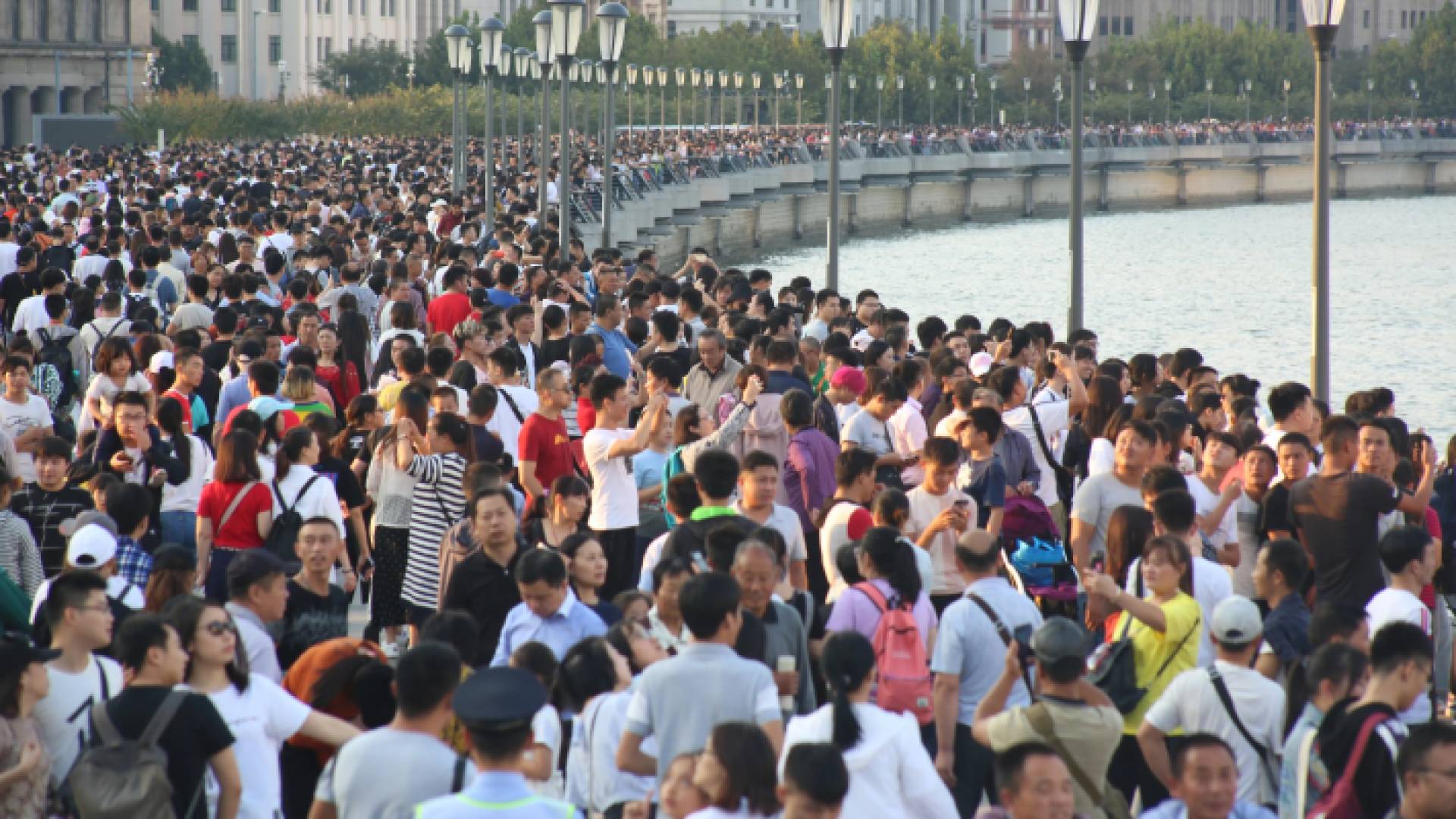 من أمام أحد المناطق السياحية الشاطئية في الصين