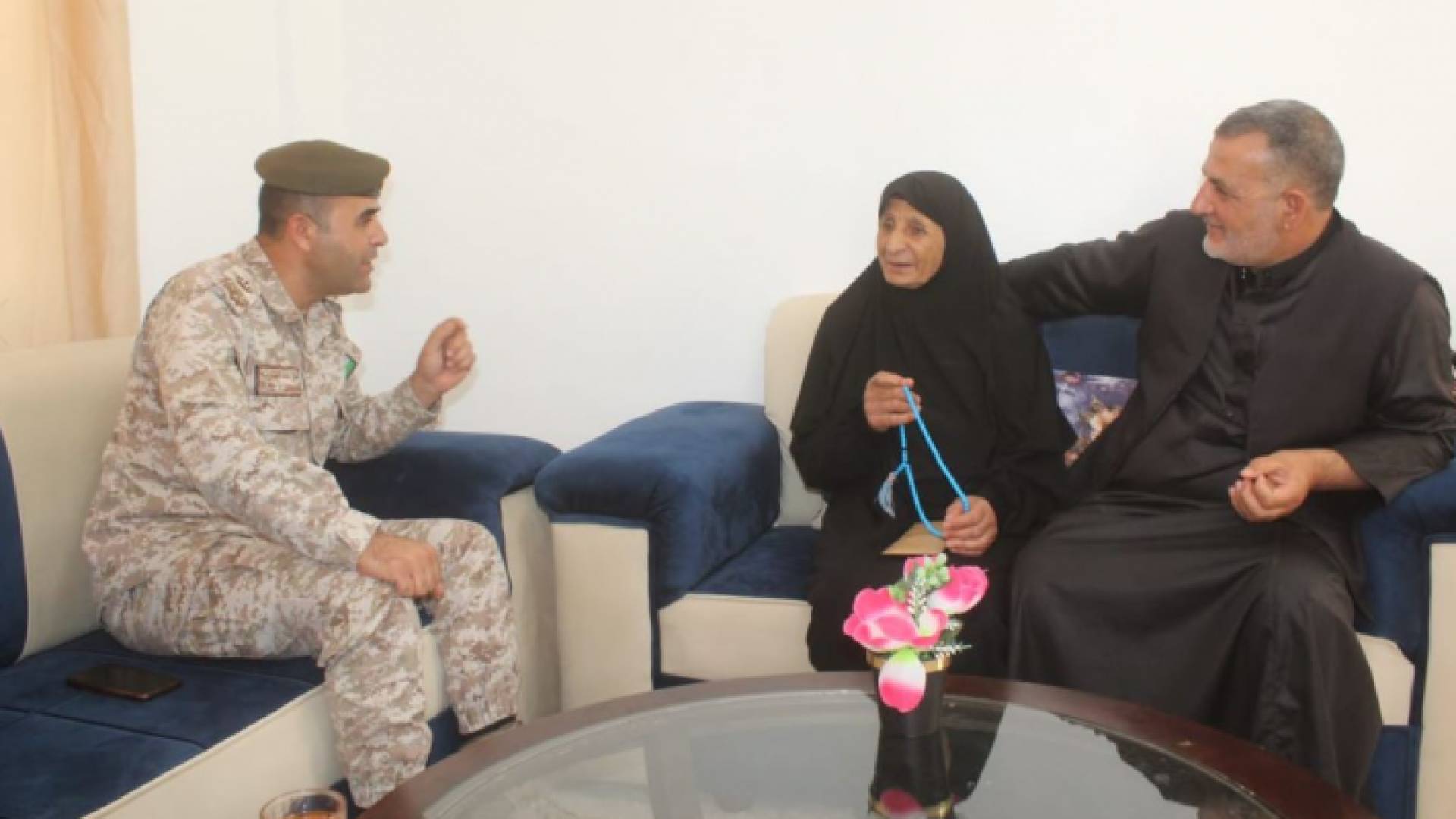 المنطقة العسكرية الجنوبية تكرم أرملة شهيد في محافظة الكرك