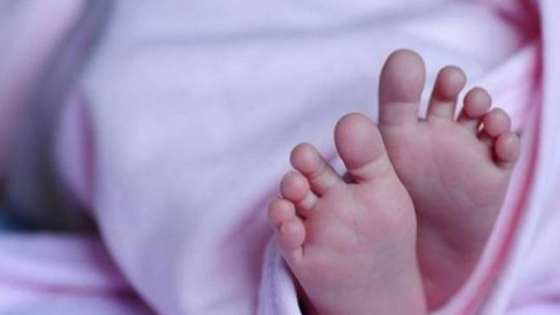 قدما طفل رضيع