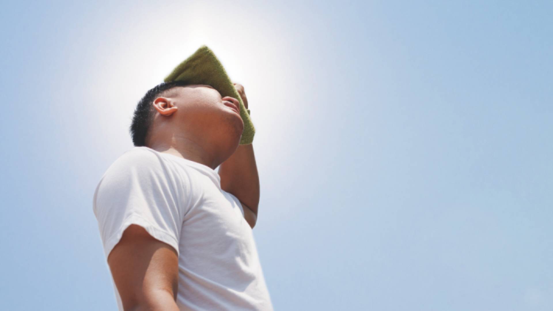 شخص يتعرق من حرارة الشمس