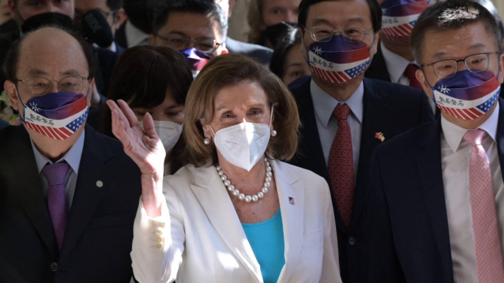 رئيسة مجلس النواب الأمريكي نانسي بيلوسي برفقة دبلوماسيين في تايوان