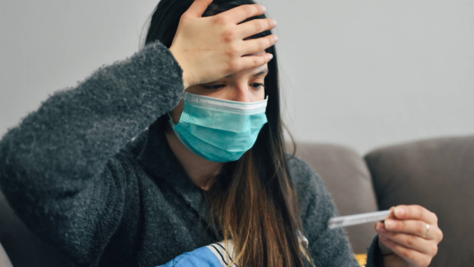 فتاة تراقب جهاز فحص كورونا