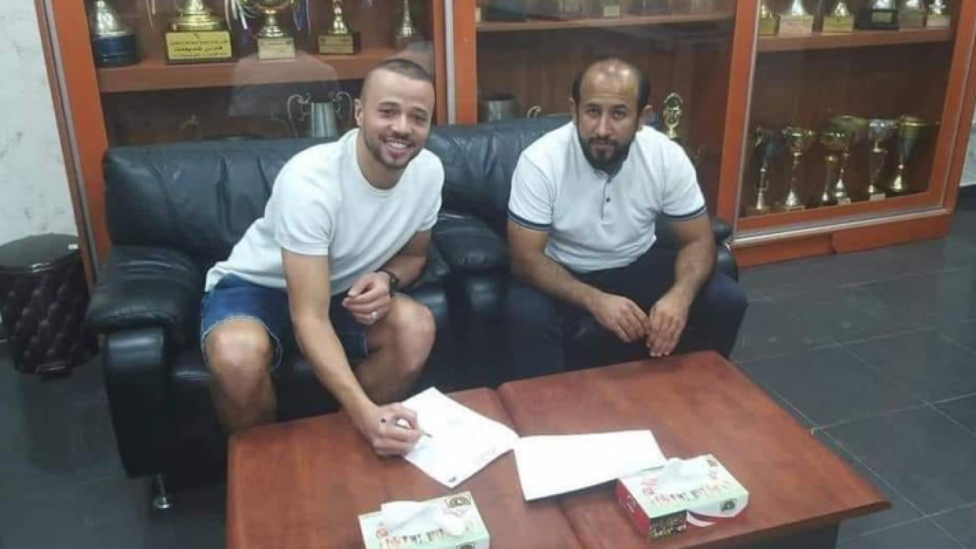 جانب من توقيع عقد صفقة المهاجم الدولي محمود زعترة