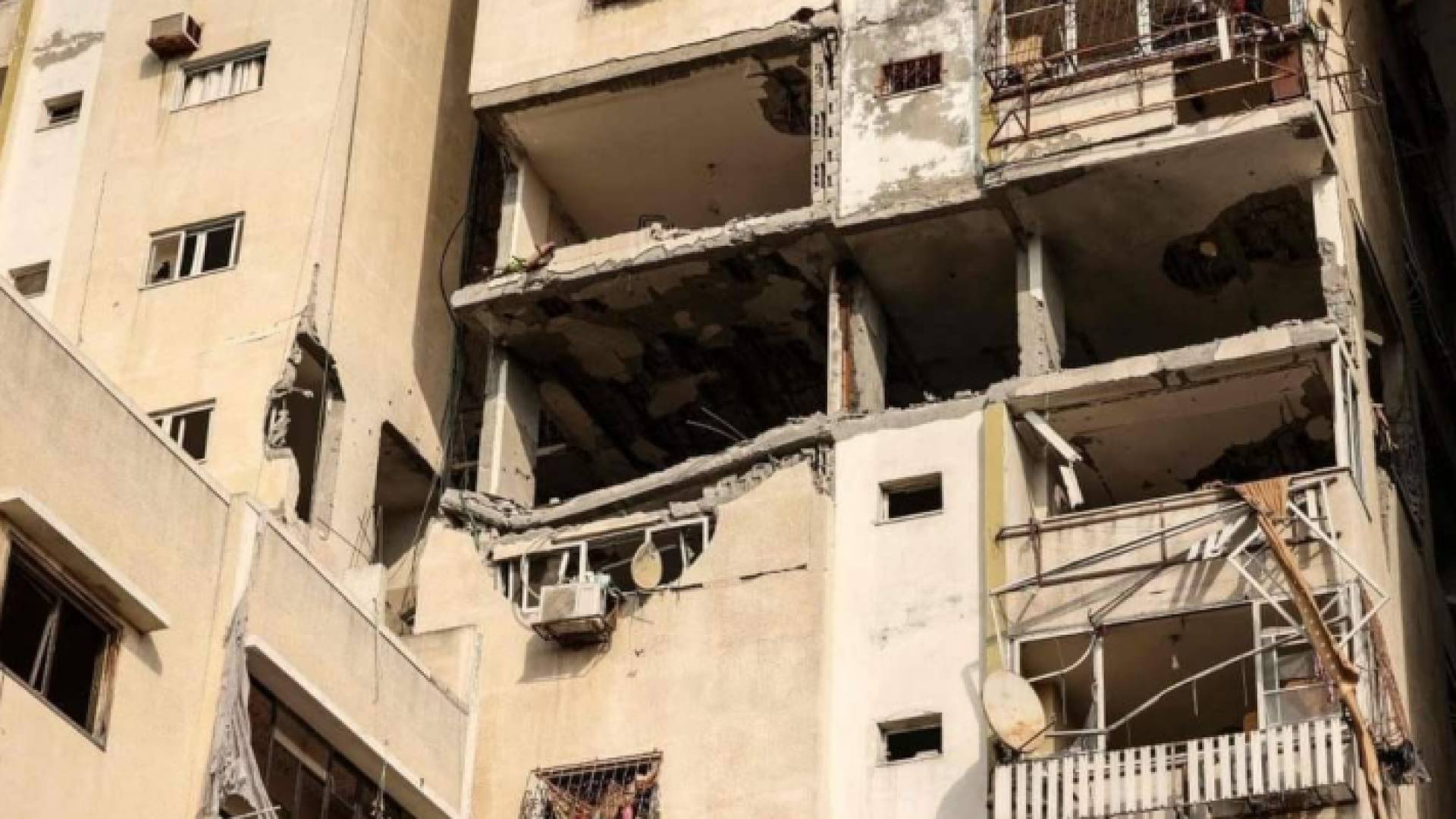 الصورة من العمارة السكنية التي تعرضت للقصف