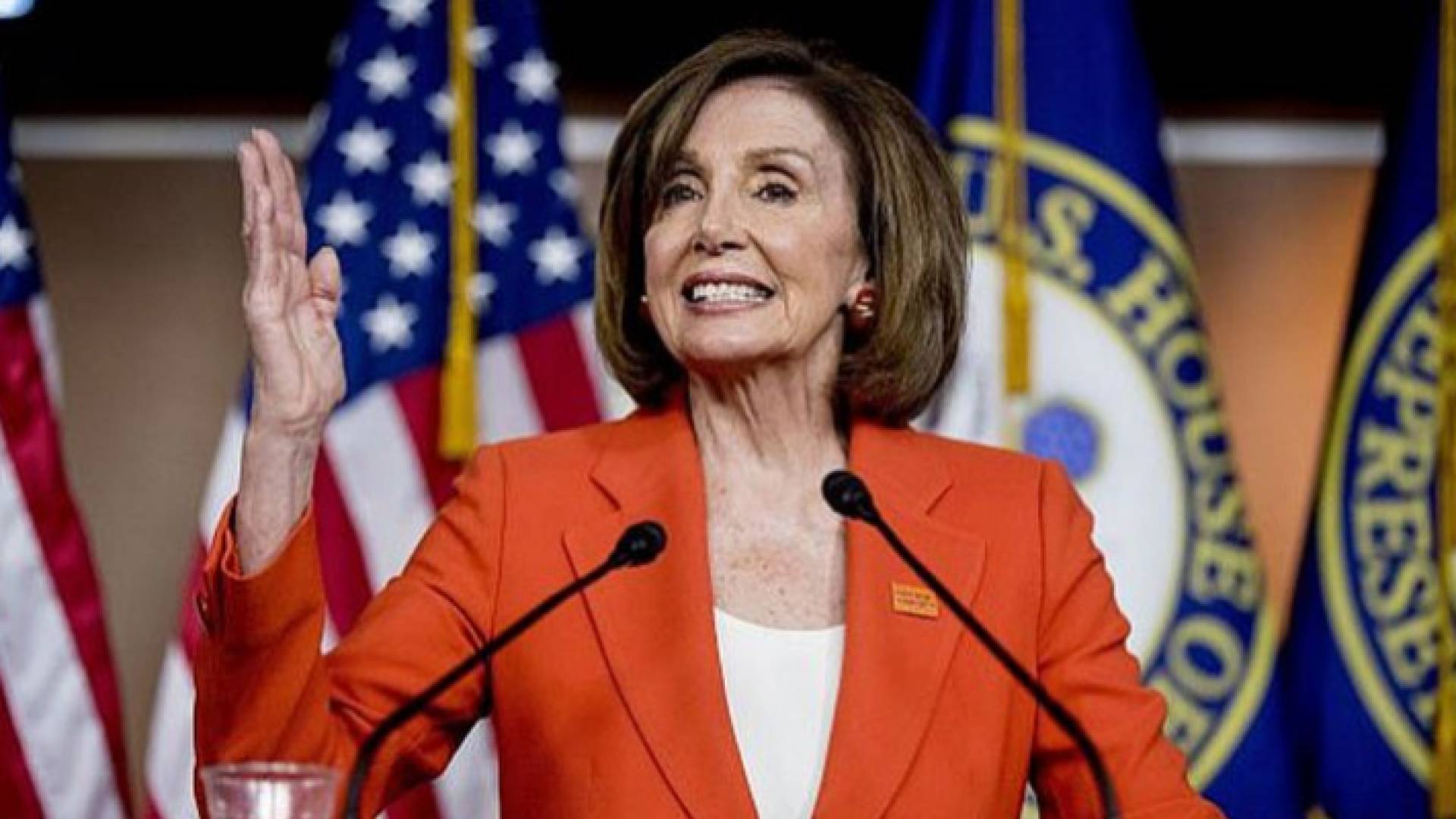 خلال المؤتمر الصحفي الذي عقدته رئيسة مجلس النواب الأمريكي في طوكيو