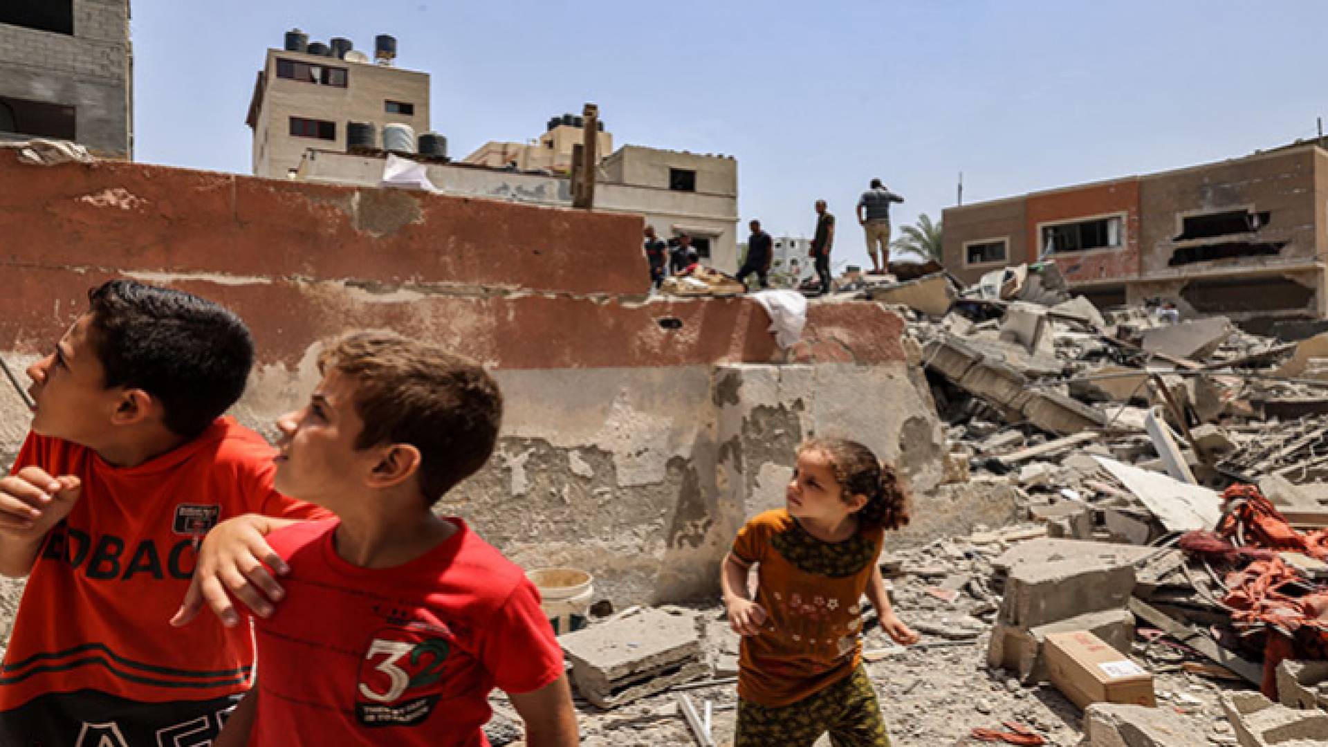 أطفال بالقرب من مكان تعرض للقصف