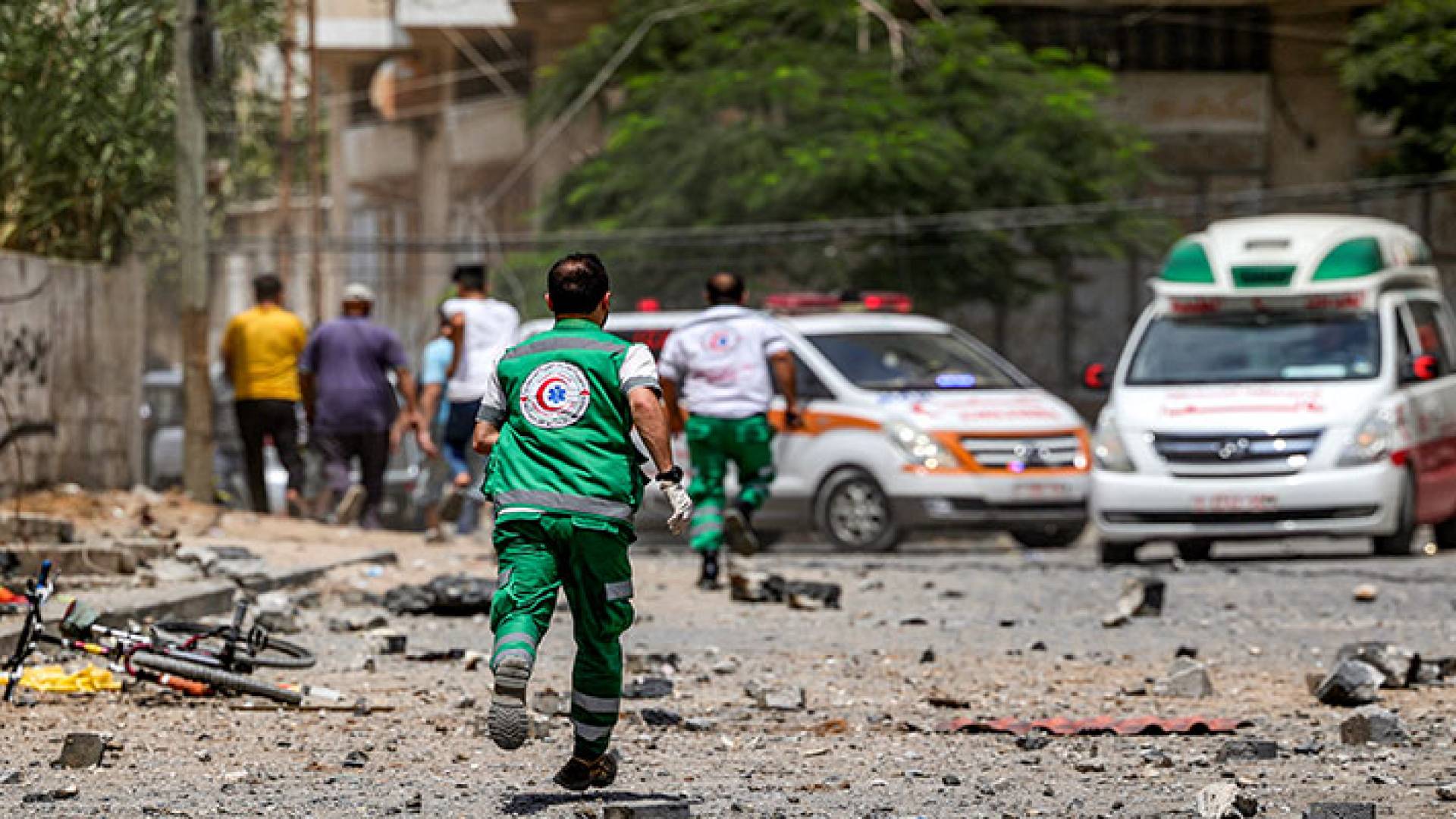 الصورة لكوادر طبية في غزة