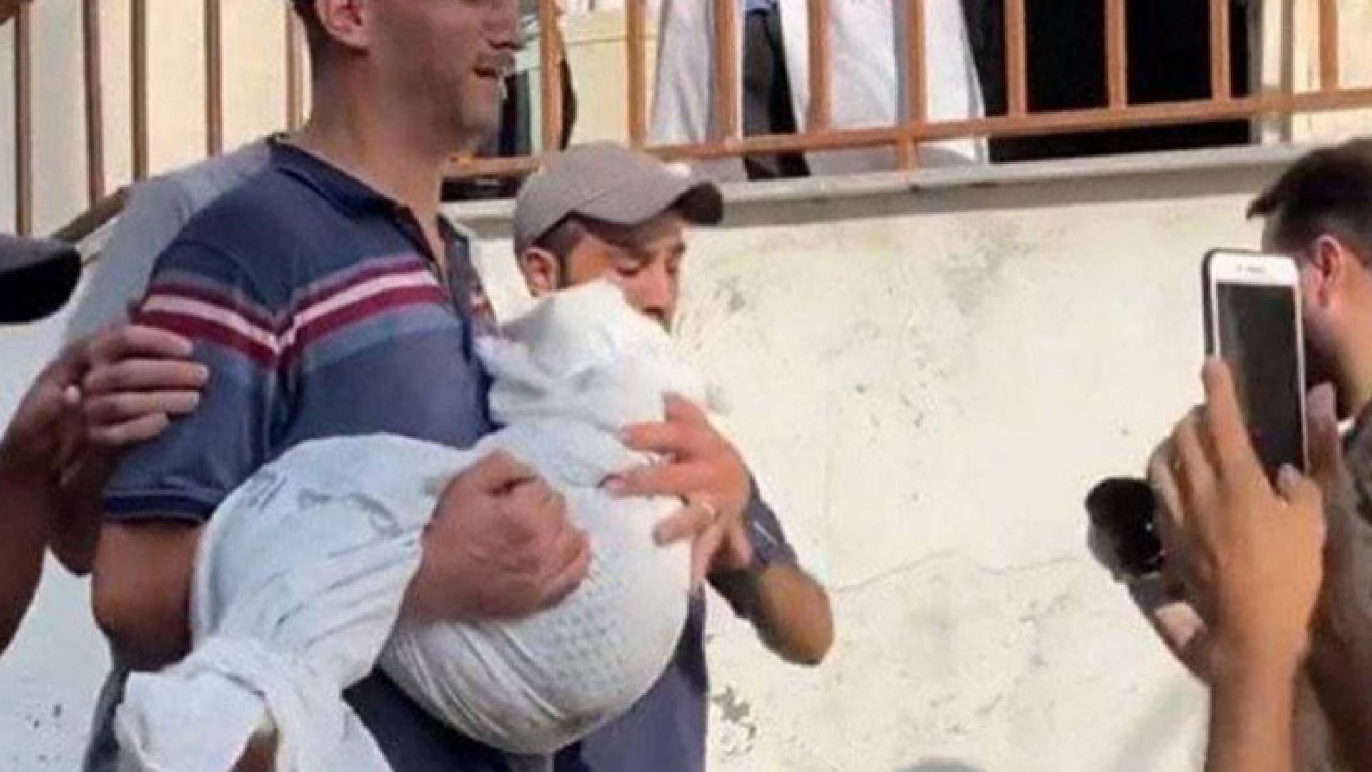 والد الطفلة الفلسطينية التي استشهدت إثر غارة إسرائيلية على قطاع غزة