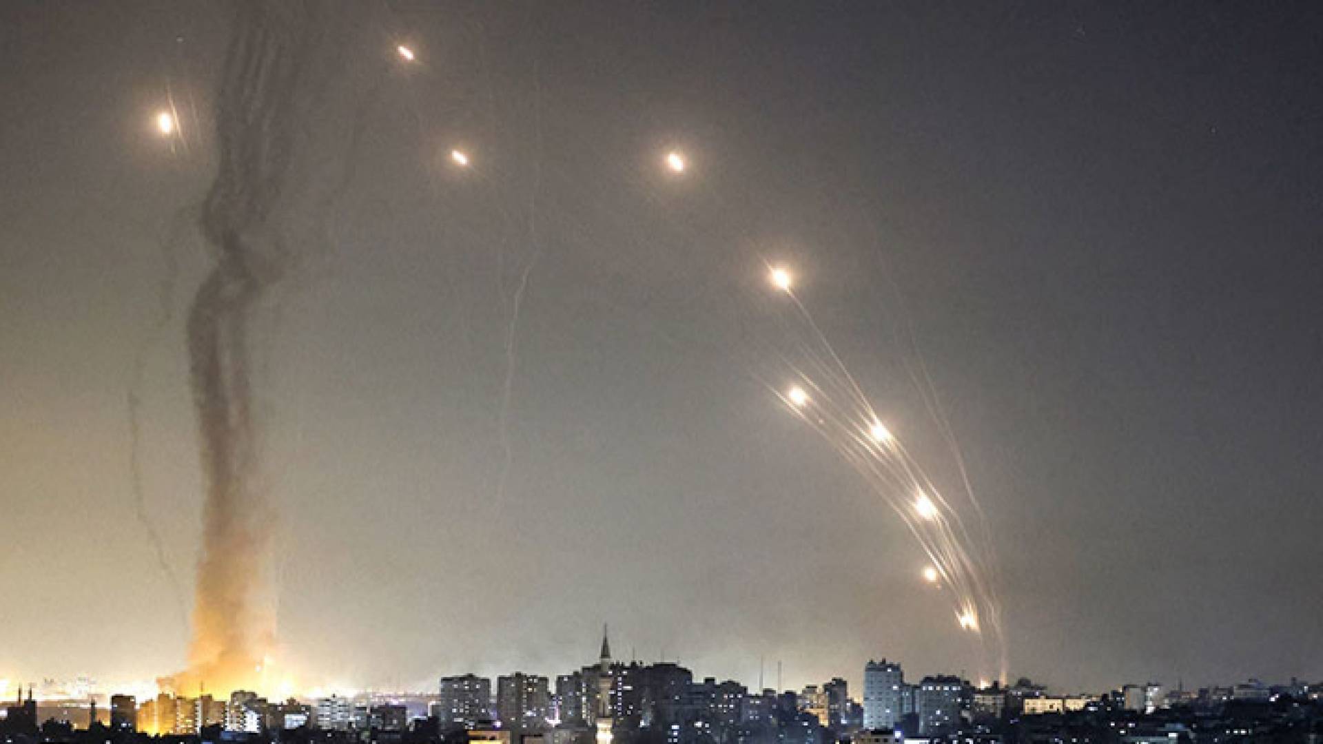 صورة أرشيفية لرشقة صاروخية من قطاع غزة باتجاه مستوطنات إسرائيلية